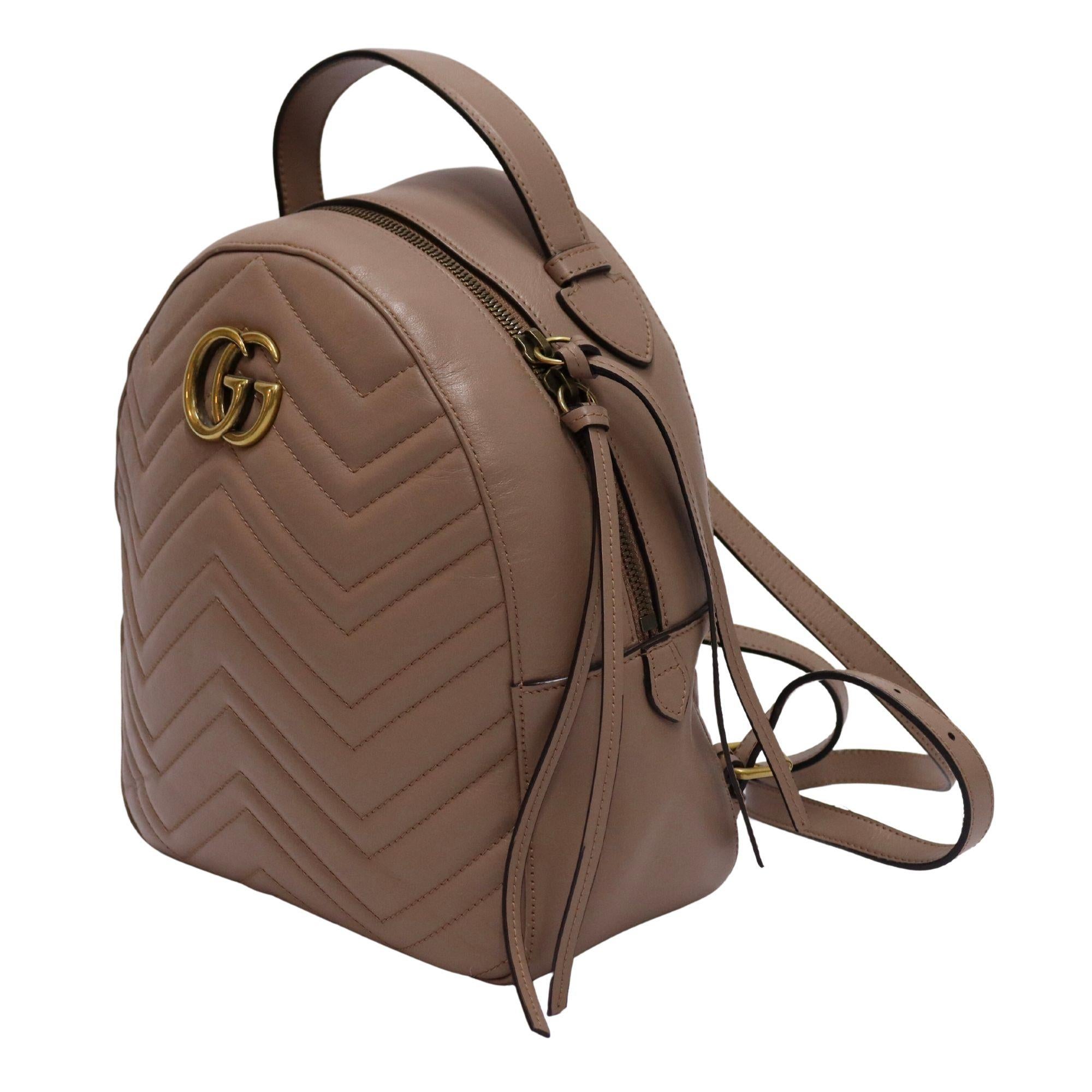 Gucci Beige marmont backpack. Feauting chevron quilting and antique finish hardware. GG gold logo detail in the front, with one slide pocket on the inside.

Additional information:
Material: Leather
Hardware: Gold
Measurements: 22 W x 10.5 D x 24 H