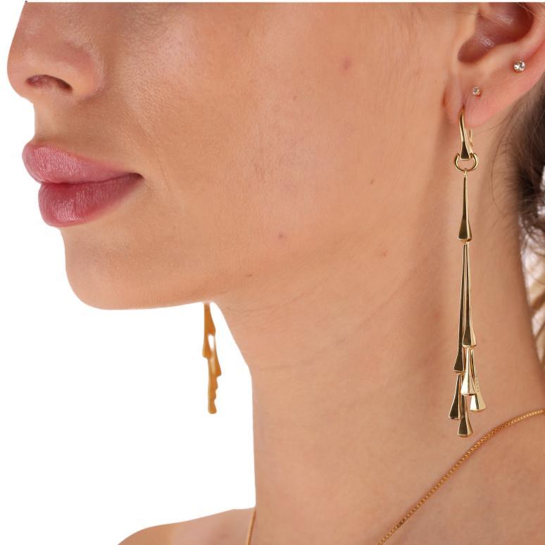 Articolo raro - Orecchini a goccia con nappe in oro 18 carati di Gucci Chiodo

Orecchini pendenti in oro 18 carati a forma di nappina con incisione 