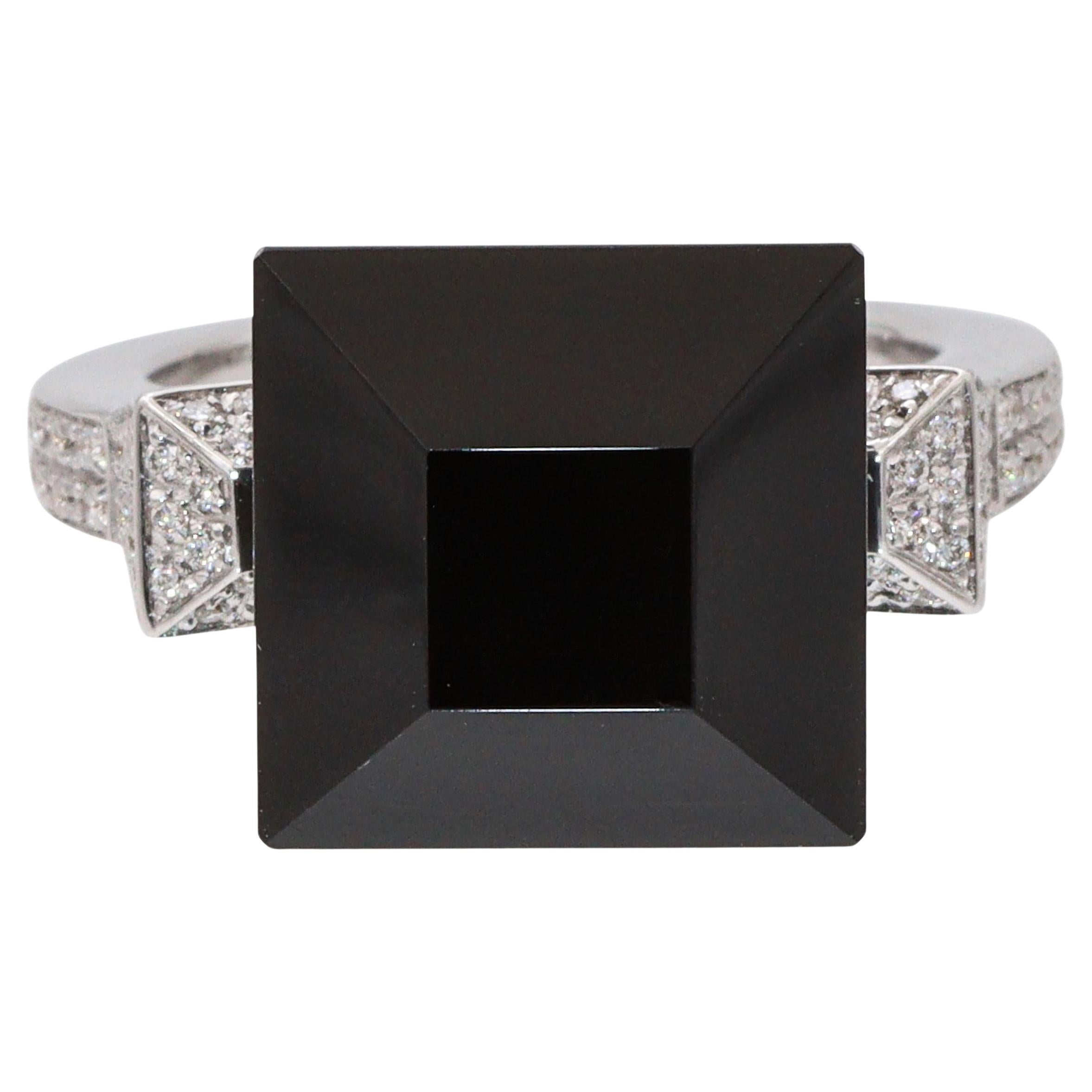 Bague Gucci "Chiodo" en or blanc 18 carats, onyx noir et diamants en vente