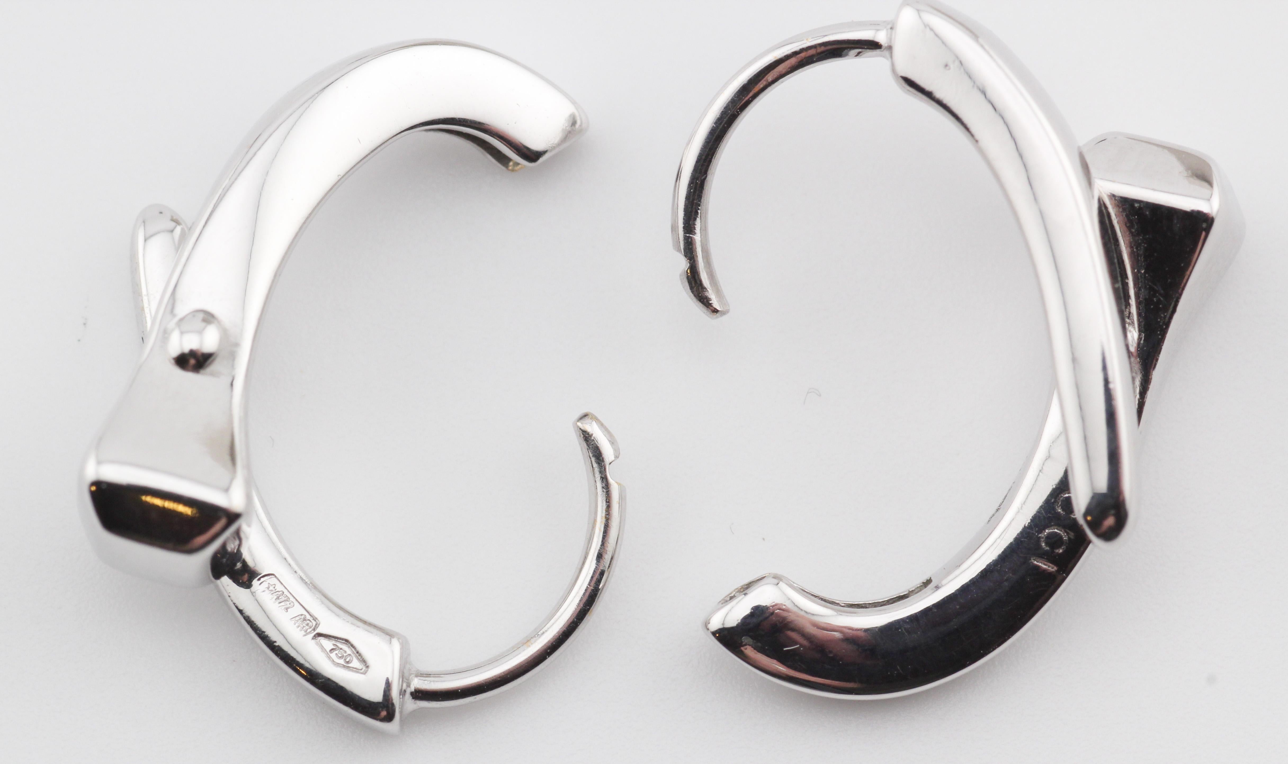 Der Inbegriff von Raffinesse und Luxus - die Gucci Chiodo 18k White Gold Huggie Earrings. Diese exquisiten Ohrringe verkörpern die zeitlose Eleganz, für die das renommierte italienische Modehaus bekannt ist, und verbinden nahtlos modernen Stil mit