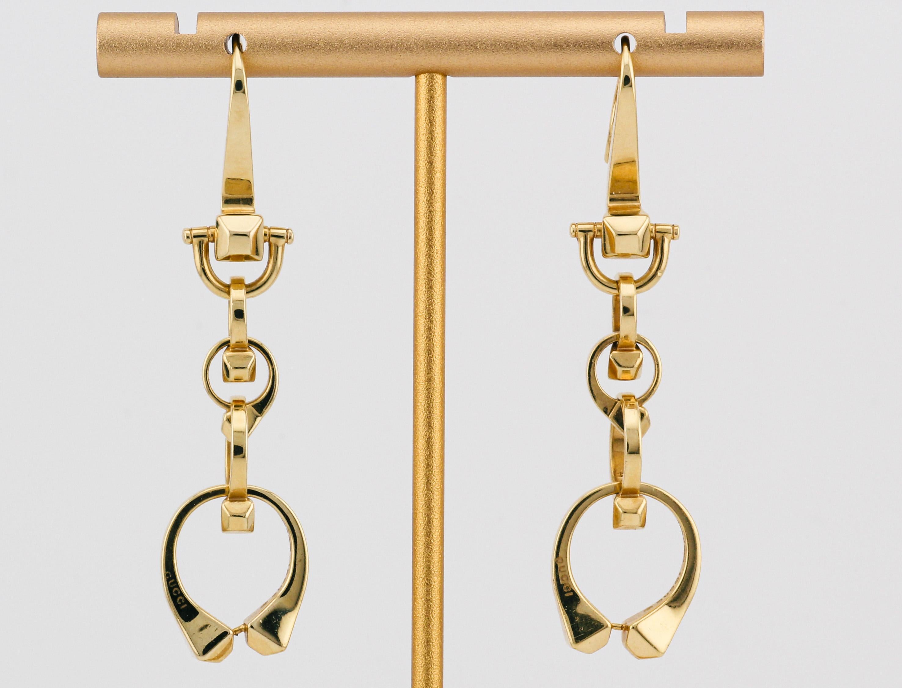 The Gucci Chiodo 18K Yellow Gold Drop Earrings are a stunning representation of bold elegance and contemporary sophistication. Inspired by the iconic Chiodo collection, these earrings feature interlocking nails crafted from luxurious 18K yellow