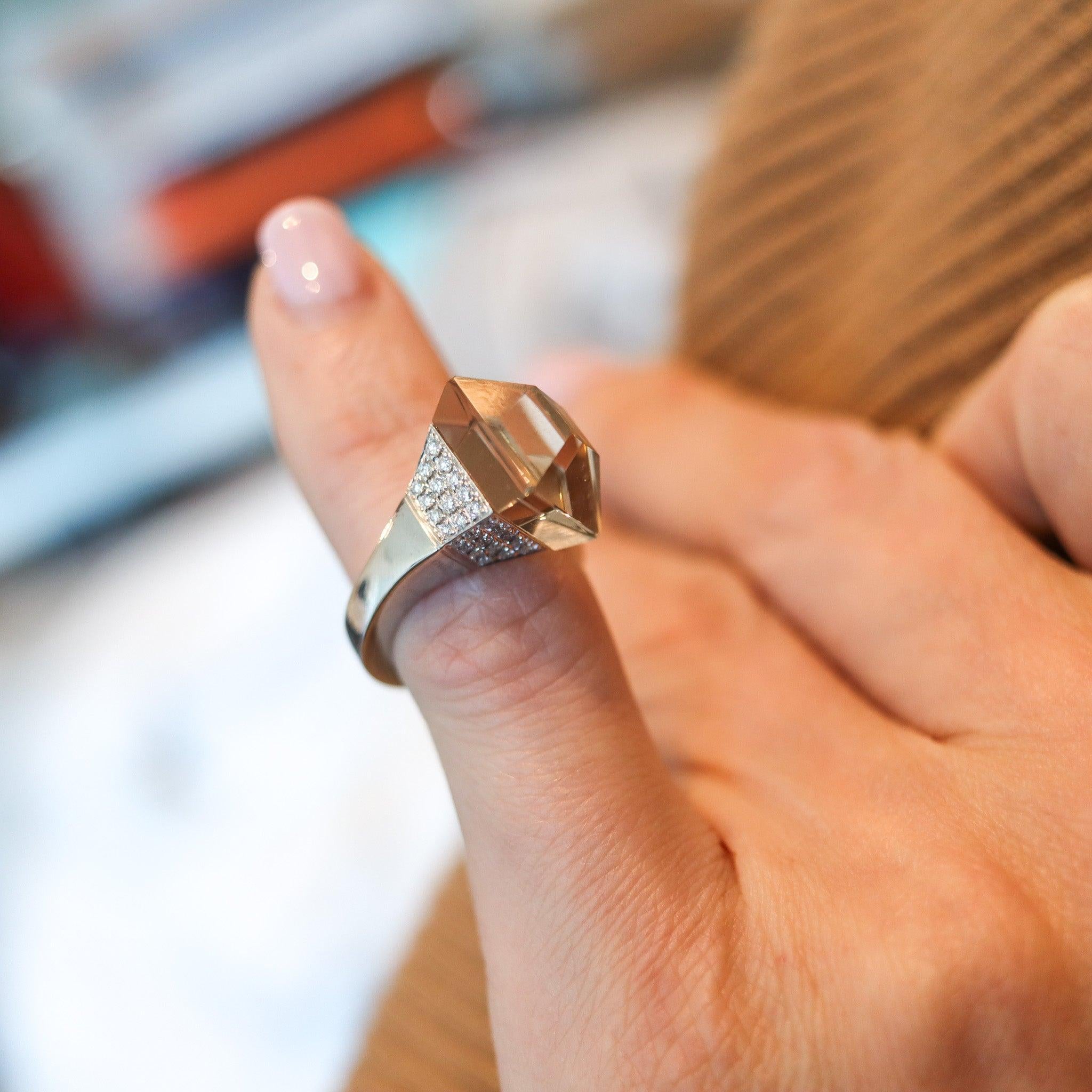 Un anello da cocktail Chiodo disegnato da Gucci.

Si tratta di un bellissimo anello da cocktail creato a Milano dalla lussuosa casa Gucci. L'anello scultoreo fa parte della collezione Chiodo ed è stato accuratamente realizzato in oro bianco