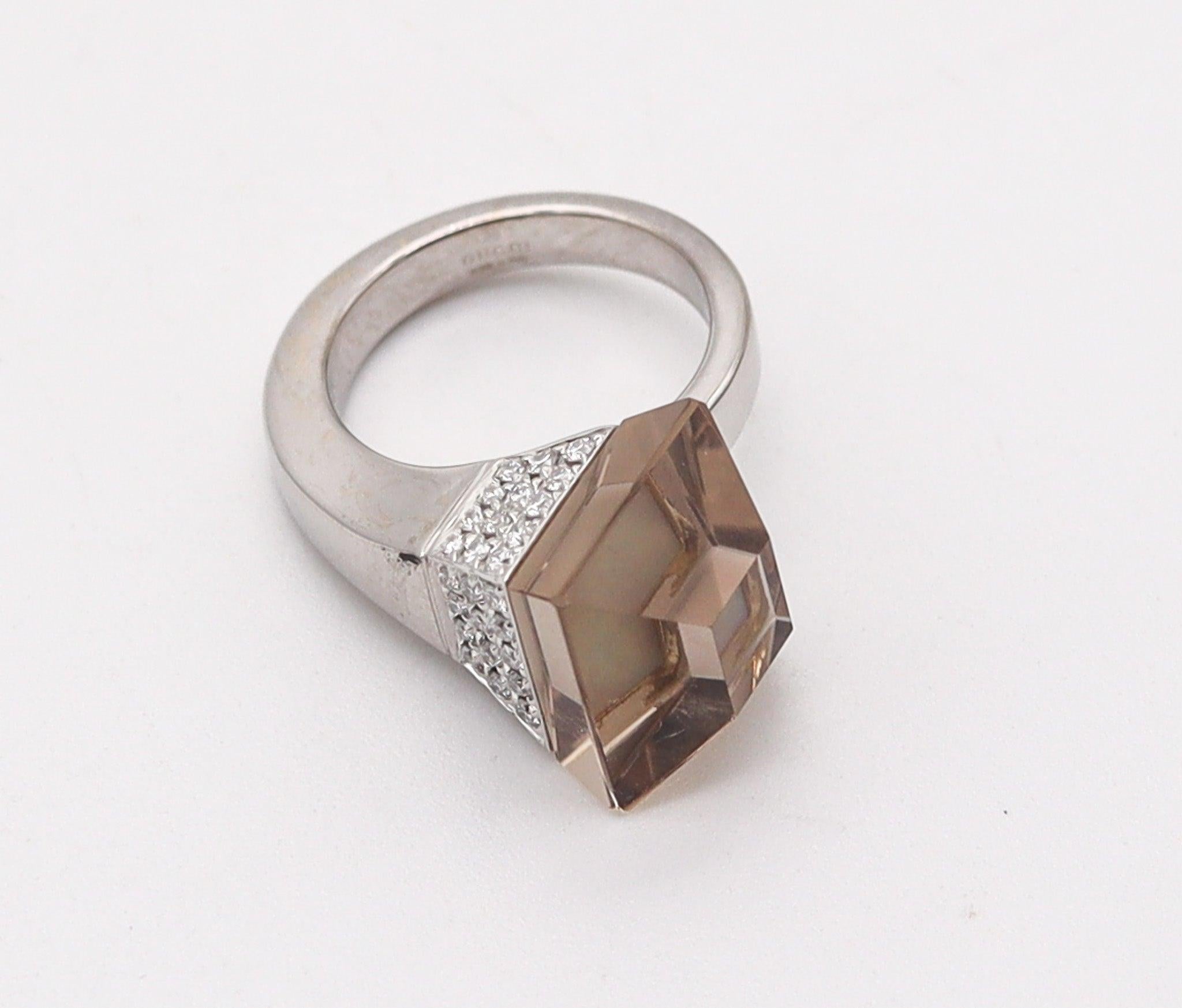 Modernista Gucci Chiodo Cocktail Ring in oro bianco 18Kt con diamanti VS e topazio in vendita