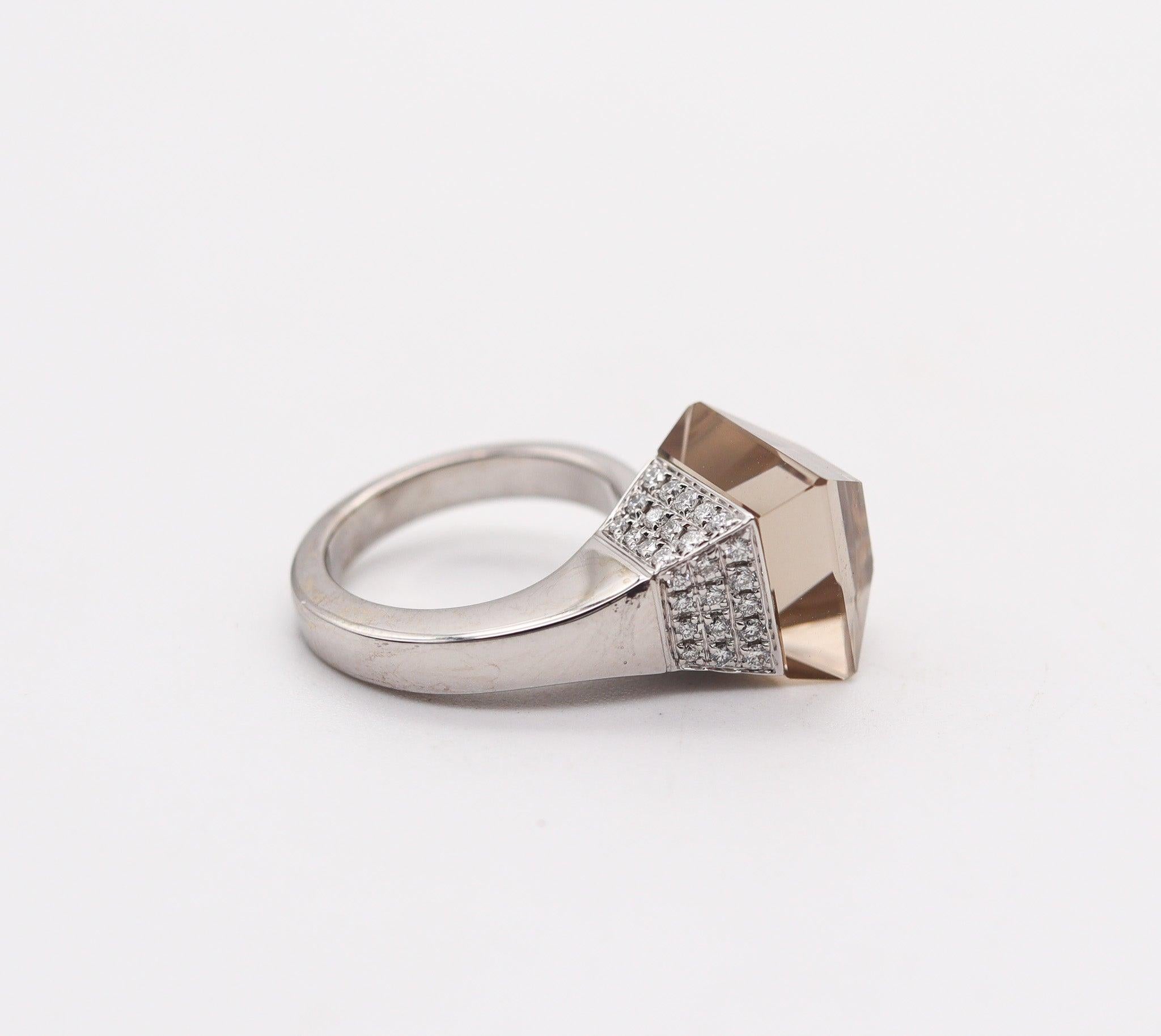 Gucci Chiodo Cocktail Ring in oro bianco 18Kt con diamanti VS e topazio in vendita 1