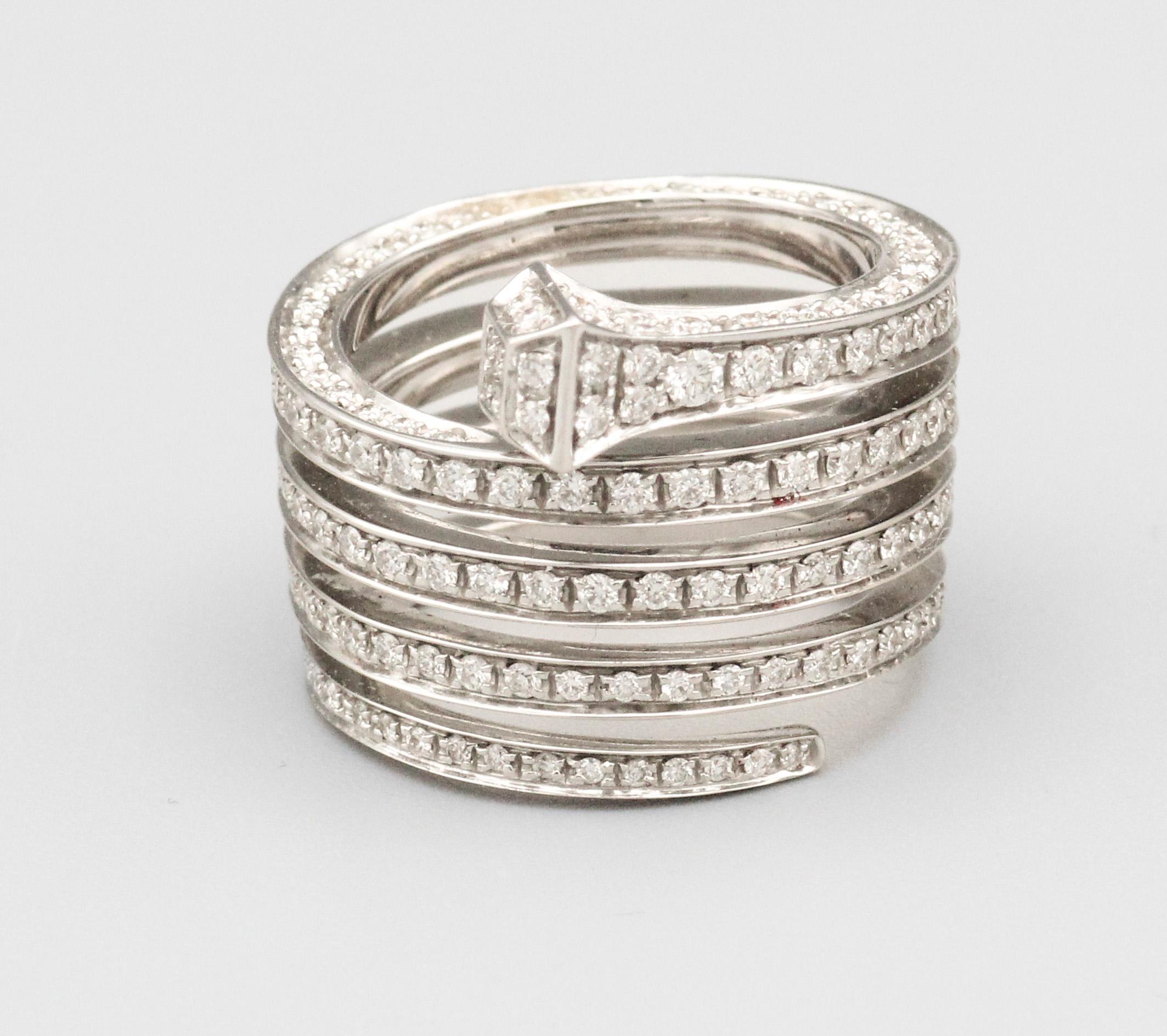 Der Gucci Chiodo Diamond 18K White Gold Wrap Around Nail Ring ist eine fesselnde Mischung aus modernem Design und zeitlosem Luxus. Dieser vom italienischen Modehaus Gucci entworfene Ring ist ein kühner Ausdruck von Individualität und Raffinesse, der