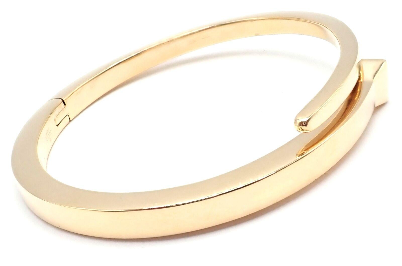 Gucci Chiodo Bracelet jonc en or jaune en vente 7