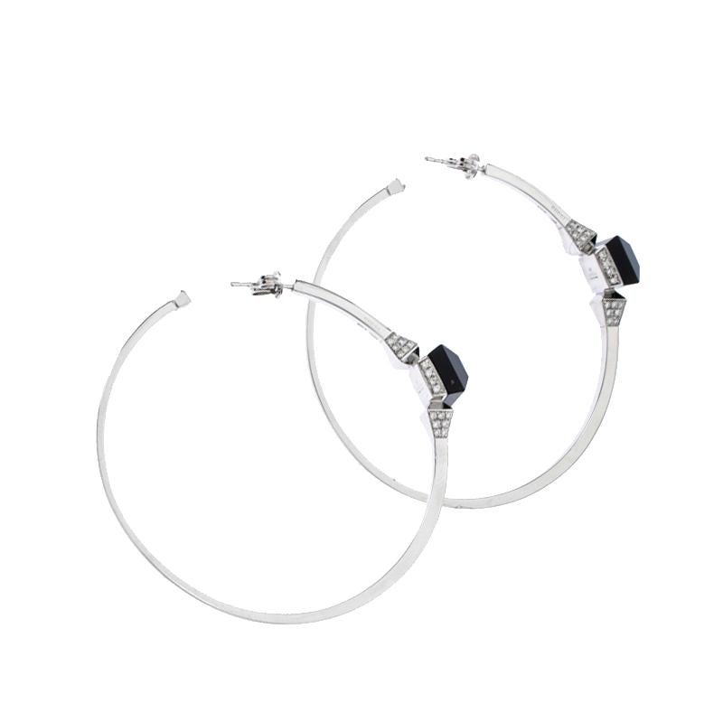 These Gucci earrings are visually stunning and finely created to last. Meticulously crafted from 18k white gold, the pair comes as hoops with detailing of onyx and diamonds. These pretty earrings are just the perfect accessory to add an elegant yet