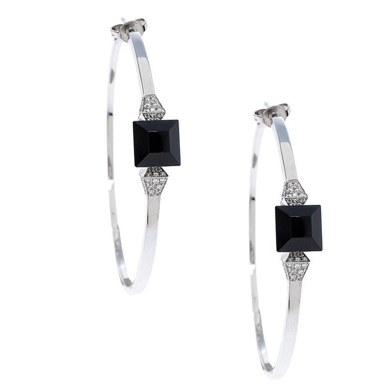 These Gucci earrings are visually stunning and finely created to last. Meticulously crafted from 18k white gold, the pair comes as hoops with detailing of onyx and diamonds. These pretty earrings are just the perfect accessory to add an elegant yet