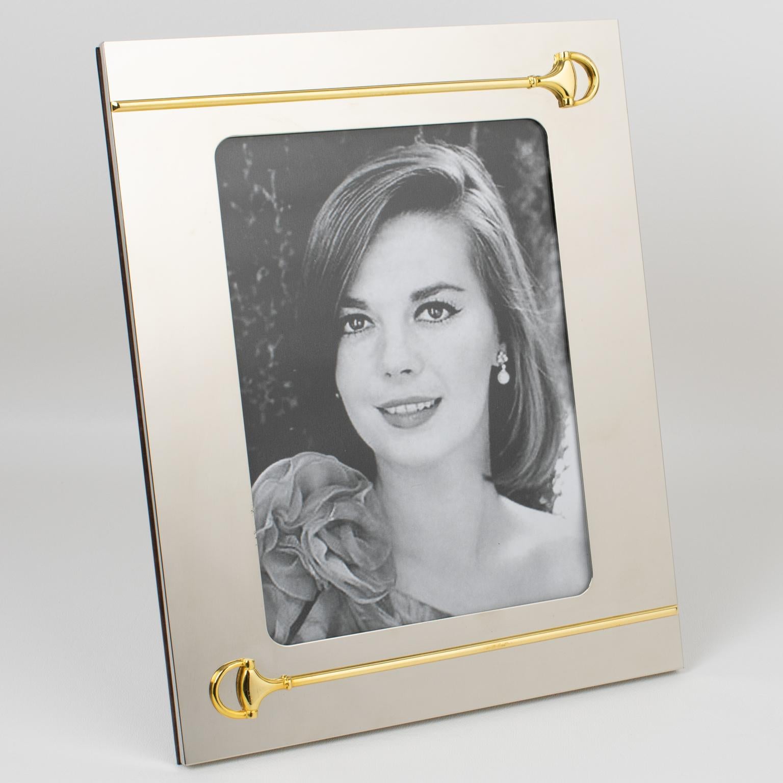 El diseñador italiano Gucci creó este lujoso marco de fotos de metal para su Colección Interior. Esta hermosa pieza se fabricó en Italia hacia 1970. El marco de fotos luce detalles ecuestres de metal chapado en oro de 24 quilates, que resaltan la