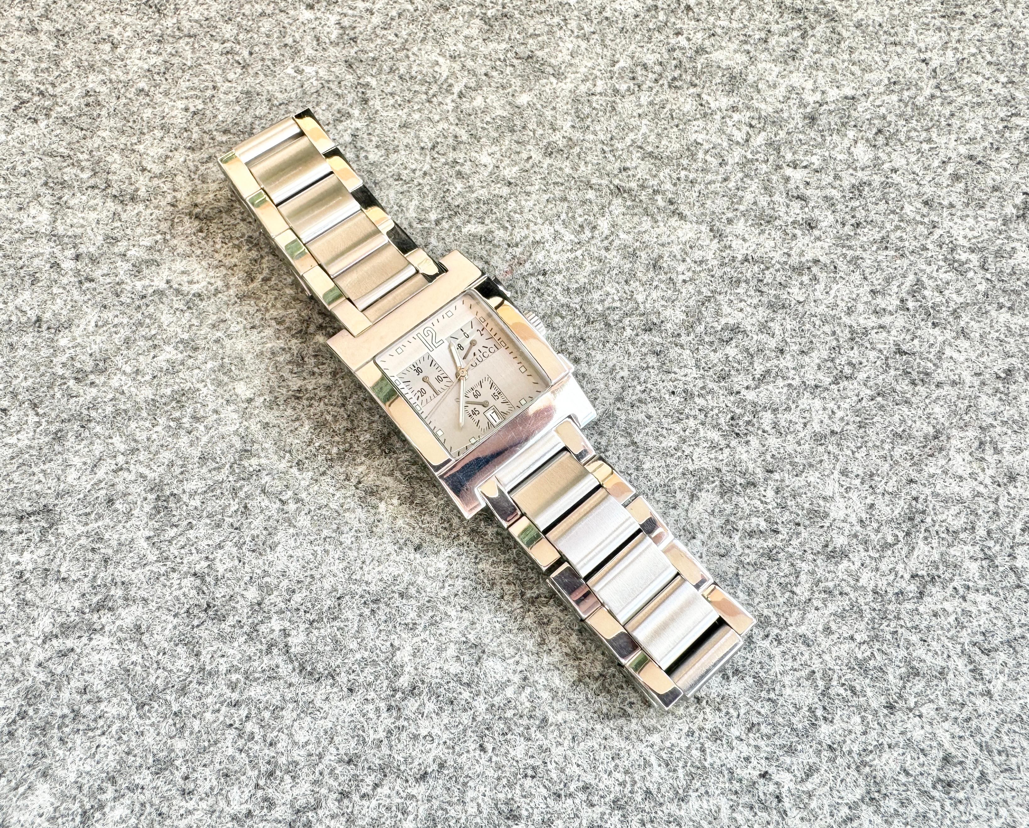 Brand: Gucci

Model: 7700

Country Of Manufacture: Switzerland

Movement: Quartz

Case Material: Stainless steel

Measurements : Case width: 31 mm . (without crown)x 42mm

Band Type : Stainless steel

Band Condition : In Excellent condition, With