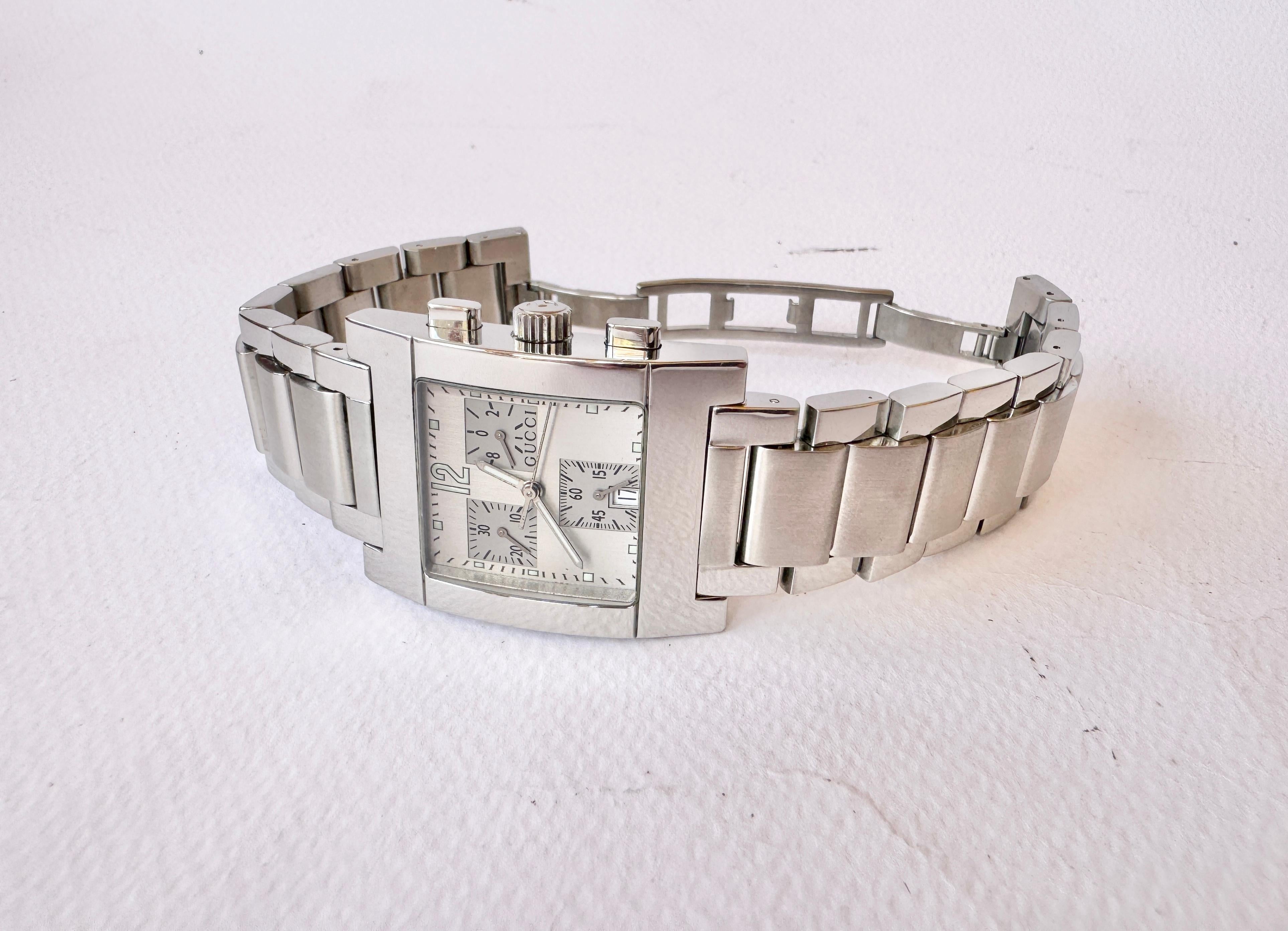 Gucci Chronograph 7700 Stainless-steel Watch In Good Condition For Sale In Toronto, CA