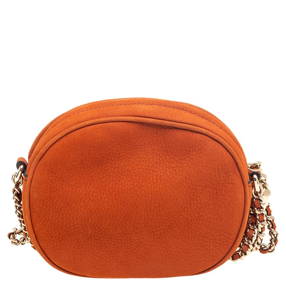 Hier ist eine Tasche, die sowohl stilvoll als auch funktional ist! Gucci bringt uns diese Soho Disco Umhängetasche, mit der Sie glamourös aussehen werden! Sie ist aus zimtbraunem Nubukleder gefertigt und mit einer Logoprägung auf der Vorderseite