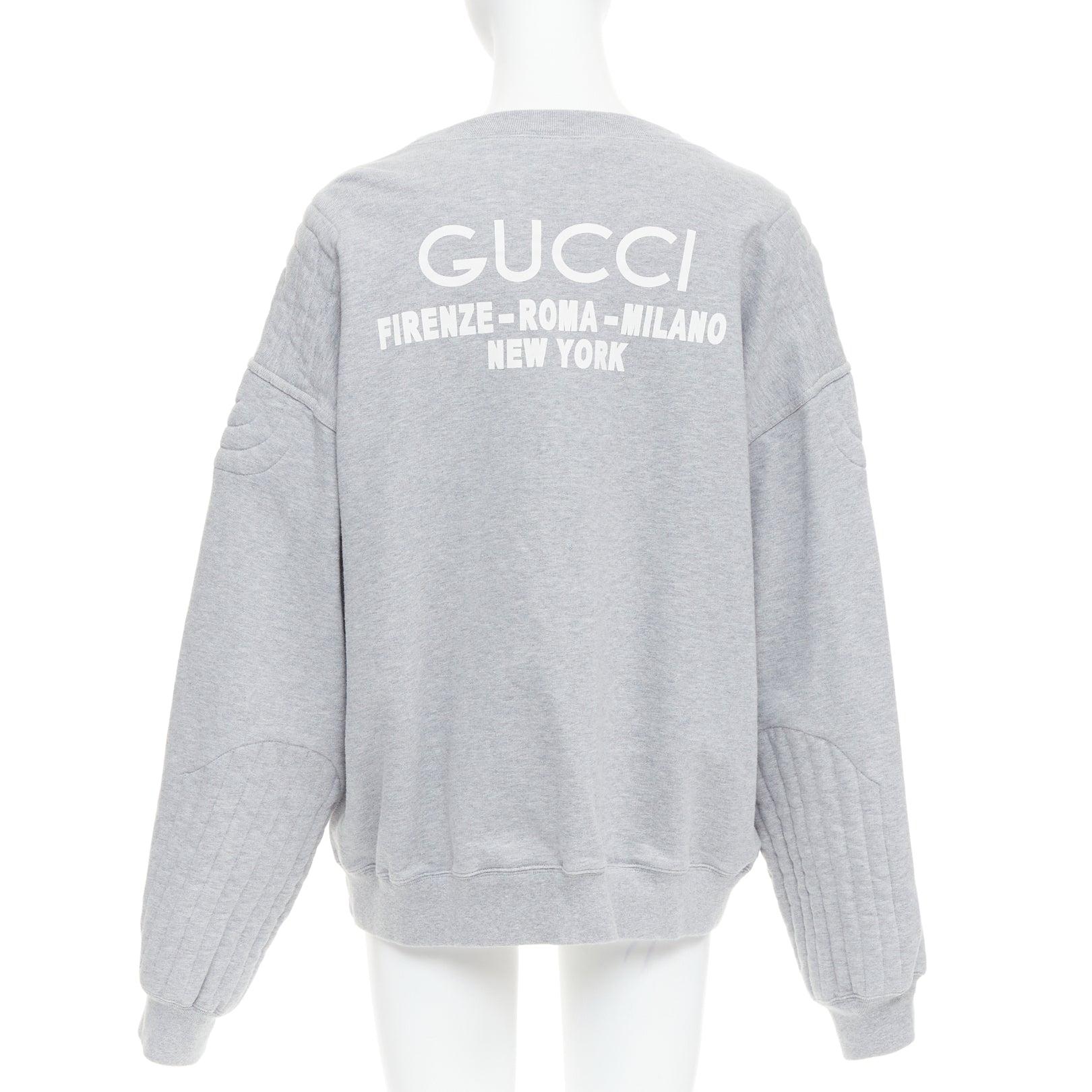 GUCCI Cities grey cotton white logo back quilted shoulder oversized pullover XXL
Reference: CNPG/A00112
Brand: Gucci
Designer: Alessandro Michele
Collection: Cities
Material: Cotton
Color: Grey, White
Pattern: Solid
Closure: Pullover
Extra Details: