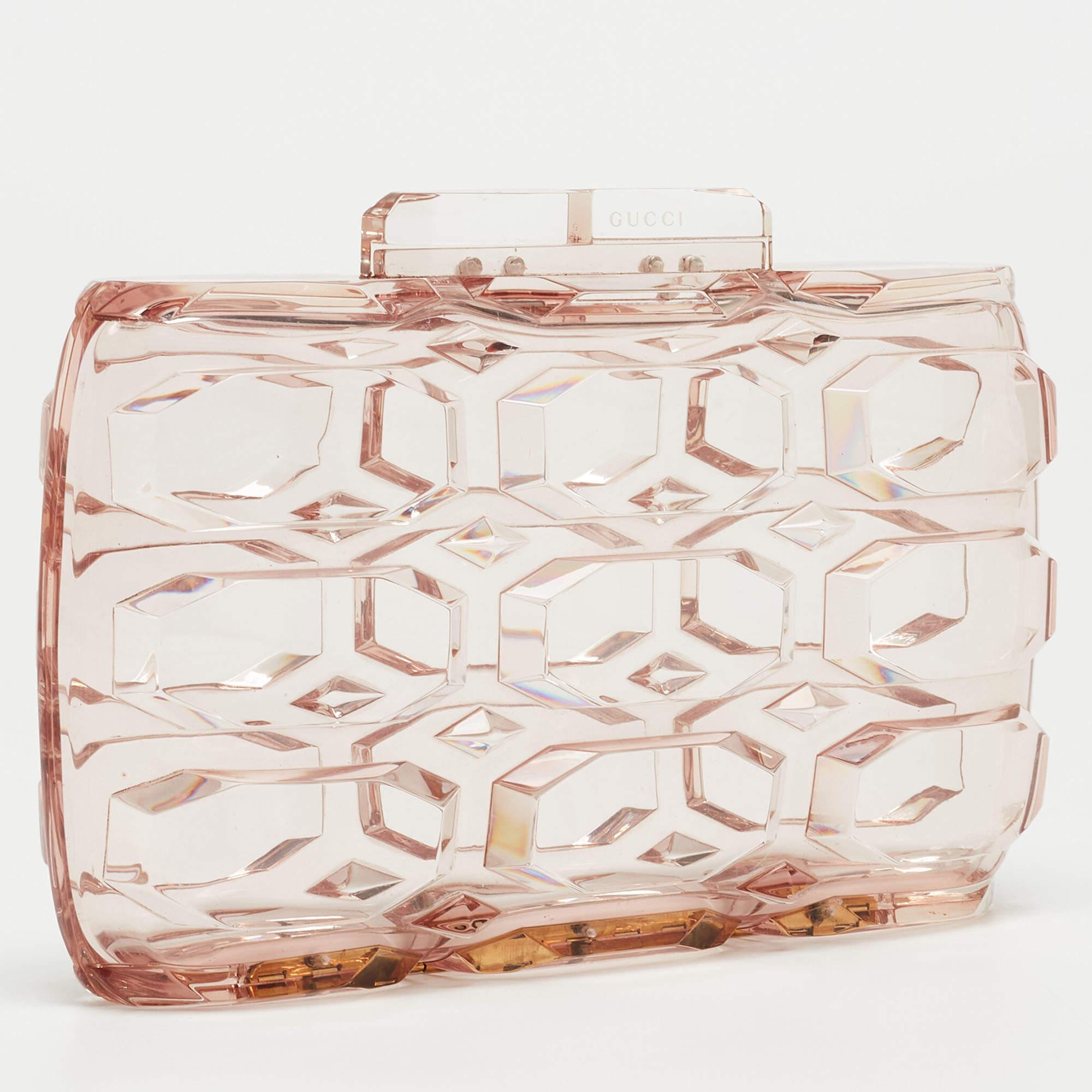 This Gucci clutch for women has the kind of design that ensures high appeal, whether held in your hand or tucked under your arm. It is a meticulously crafted piece bound to last a long time.

