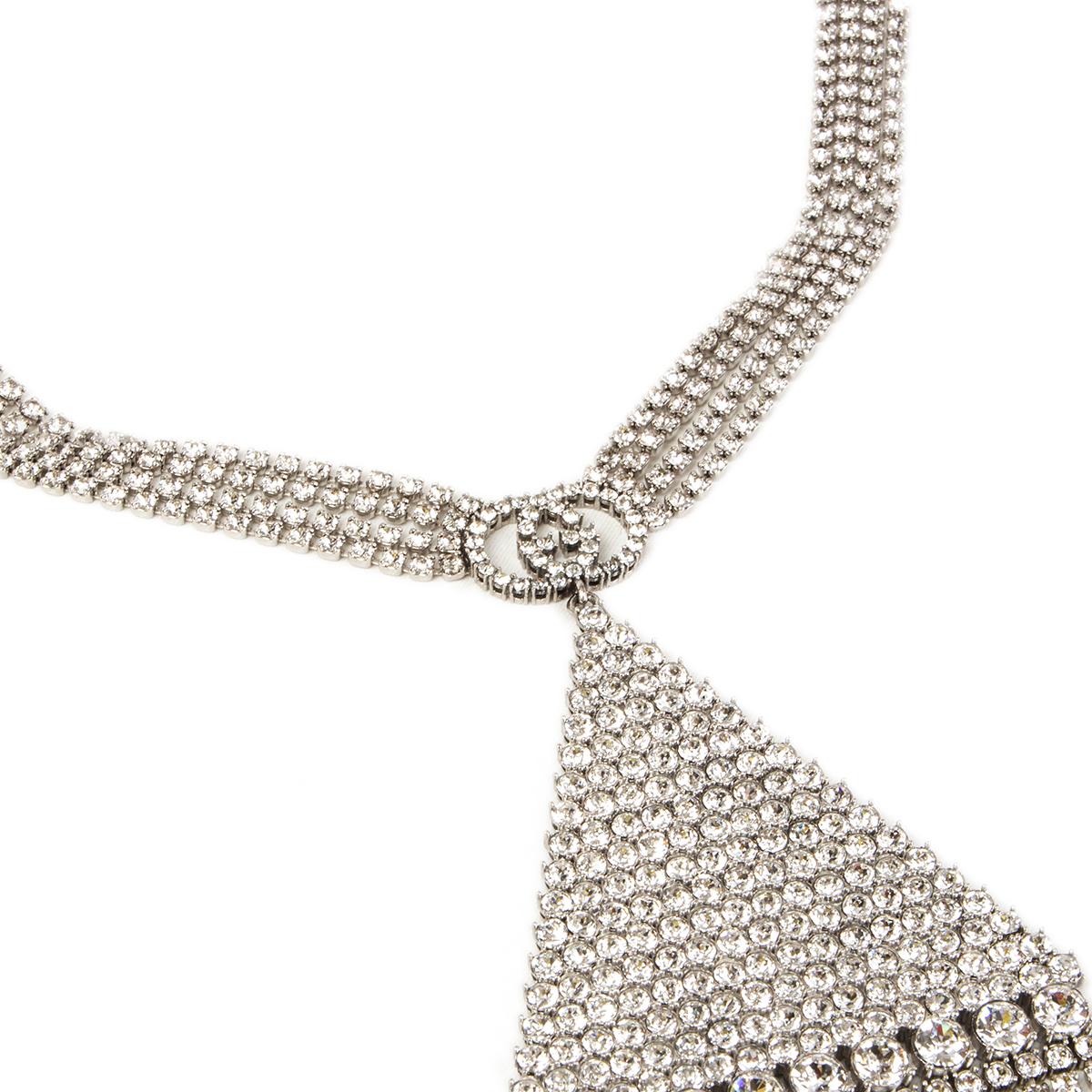 Collana Gucci impreziosita da cristalli su una base in metallo con finitura in palladio. Formato dalle iniziali del fondatore della Maison Guccio Gucci, il classico logo con la G intrecciata viene riproposto come dettaglio prezioso, mentre frange di
