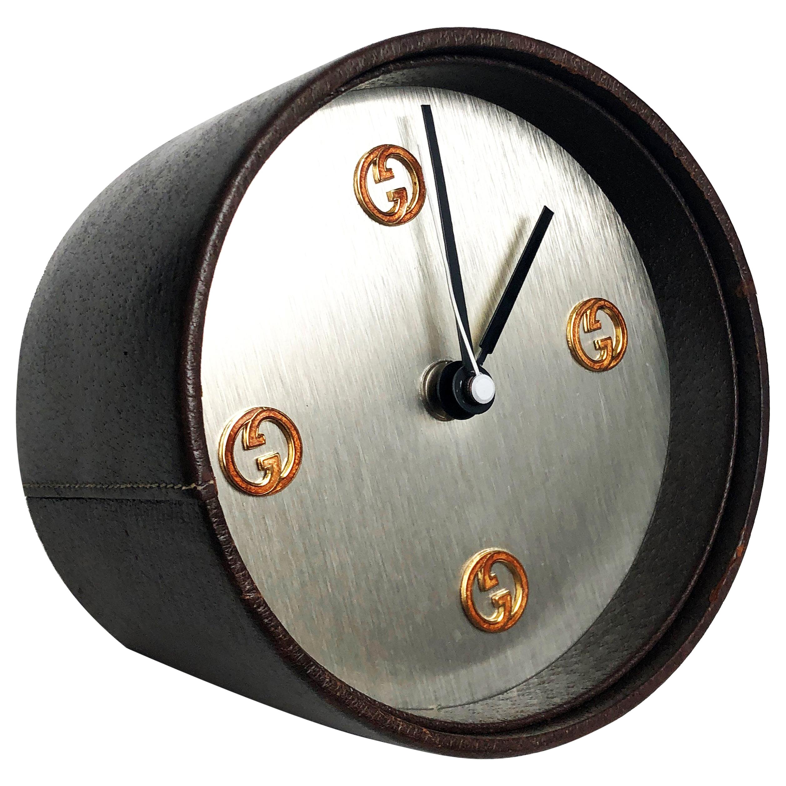 Authentic, preowned, vintage Gucci desk clock, circa the early 1980s. Covered in pigskin leather, with GG logo motif hour markings. With it's modern styling, it's perfect for the home office, den or bar.

This clock originally came with a battery