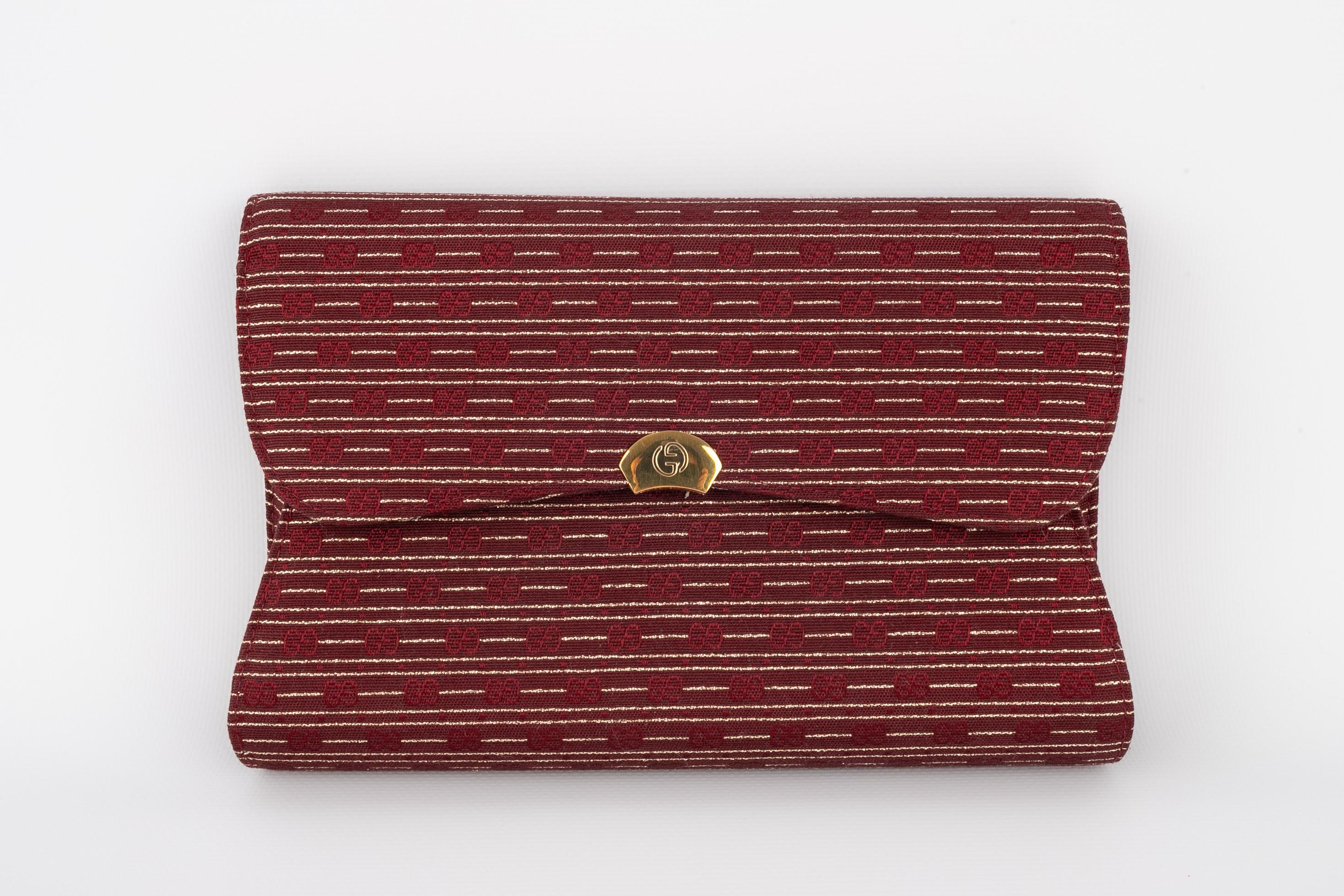 GUCCI - (Made in Italy) Burgundy clutch bag with golden lurex threads and golden metal elements.

Condition:
Good condition

Dimensions:
Length: 22 cm - Height: 13 cm - Depth: 4 cm - Handle: 100 cm

S36