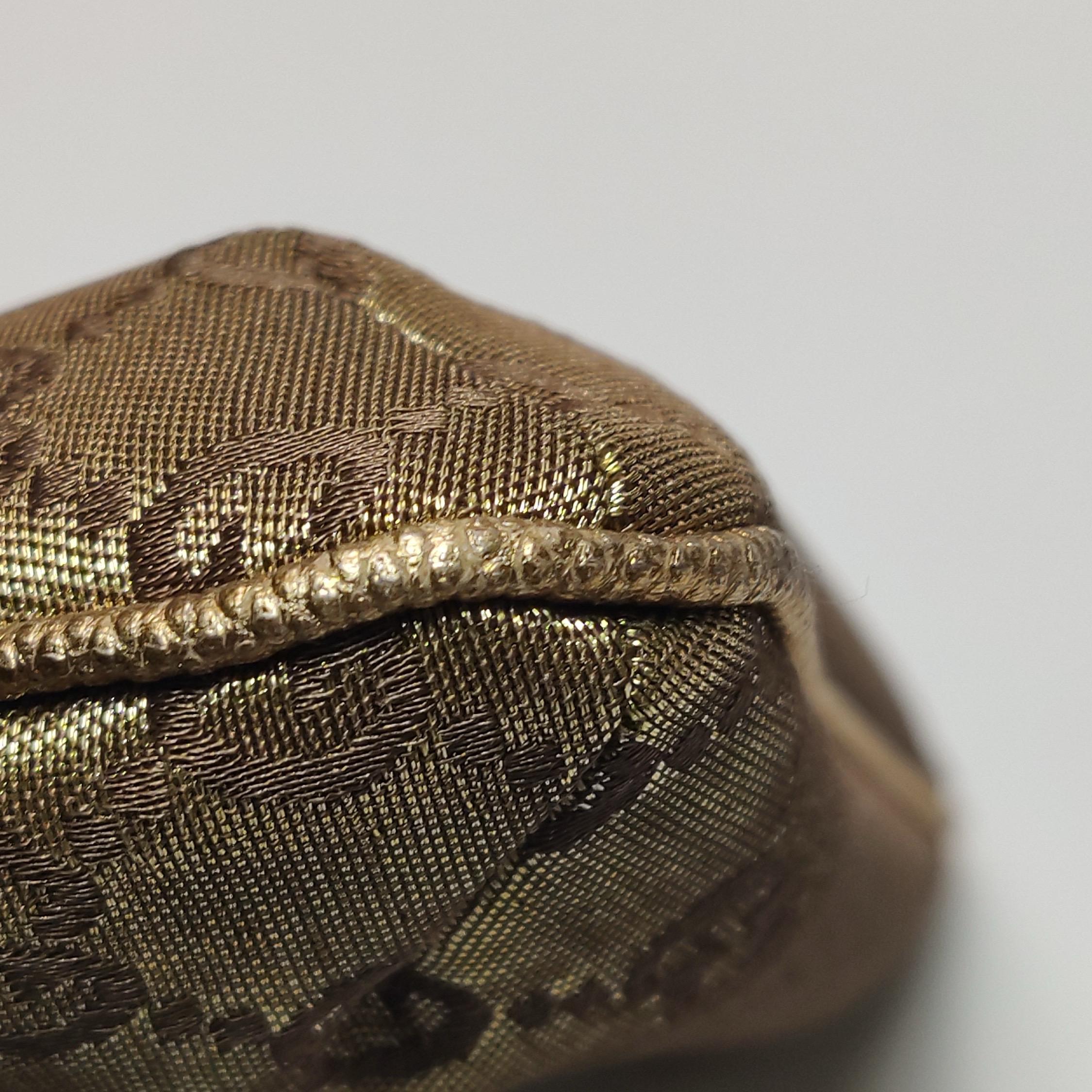 Gucci Pochette Monogramme en cuir doré Chaîne en forme de cœur en vente 10