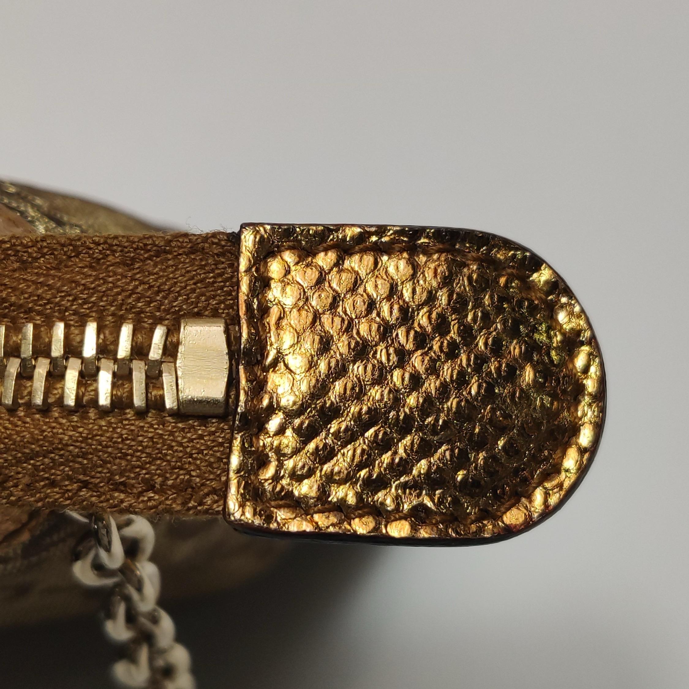 Gucci Pochette Monogramme en cuir doré Chaîne en forme de cœur en vente 11