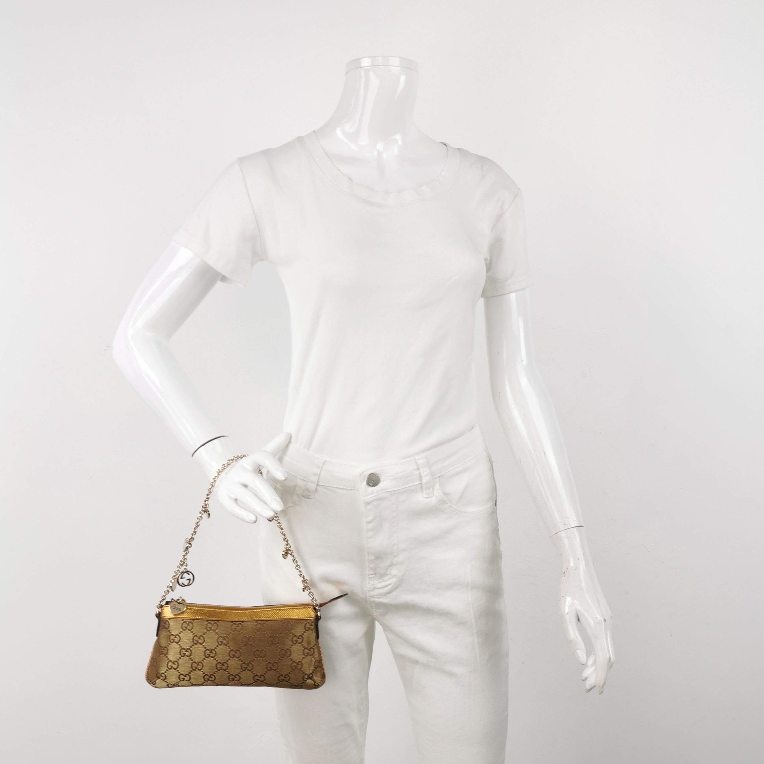 ÉTAT : EXCELLENT

Légers frottements autour des passepoils, cuir. Légères taches à l'extérieur et à l'intérieur. Rayures sur le matériel.

Détails

Gucci 

Toile et cuir
Matériel de couleur or
Taille petite
Largeur : 23cm x Hauteur : 11cm x