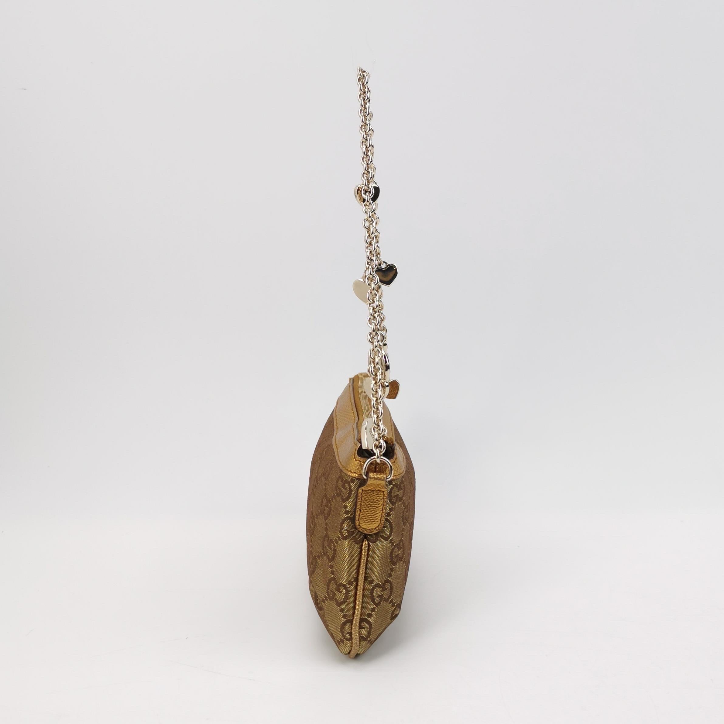 Gucci Pochette Monogramme en cuir doré Chaîne en forme de cœur en vente 3