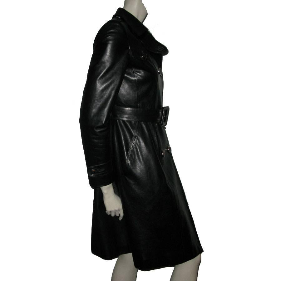 GUCCI coat in black leather.

It has a 4-button closure, removable belt, 4 pockets and a monogrammed fabric lining. There's a button missing.

No size label but corresponds to a size 38

Dimensions : Shoulder width: 38 cm, Chest: 48 cm, Length: 100