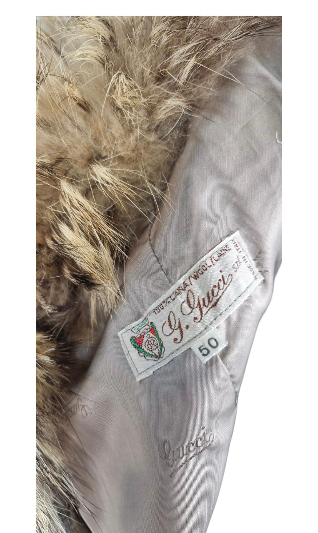 Gucci coat with fox fur collar. In Excellent Condition For Sale In Carnate, IT