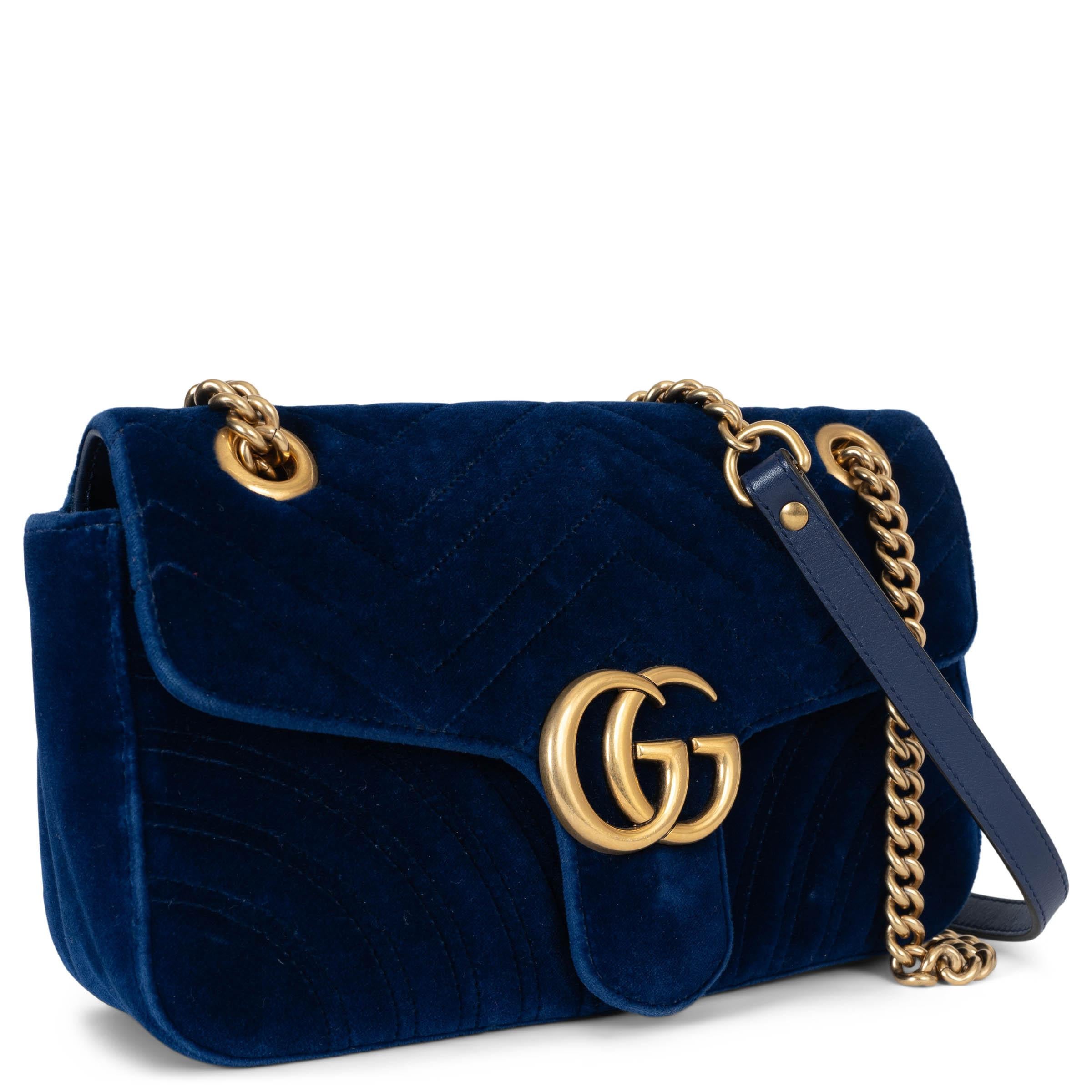 This 100% authentic Gucci Marmont Matelassé Small flap shoulder bag in sapphire blue quilted velvet is the perfect jewel-toned accessory for holiday parties and evening events. Featuring the iconic GG Marmont buckle, an antique gold-tone double