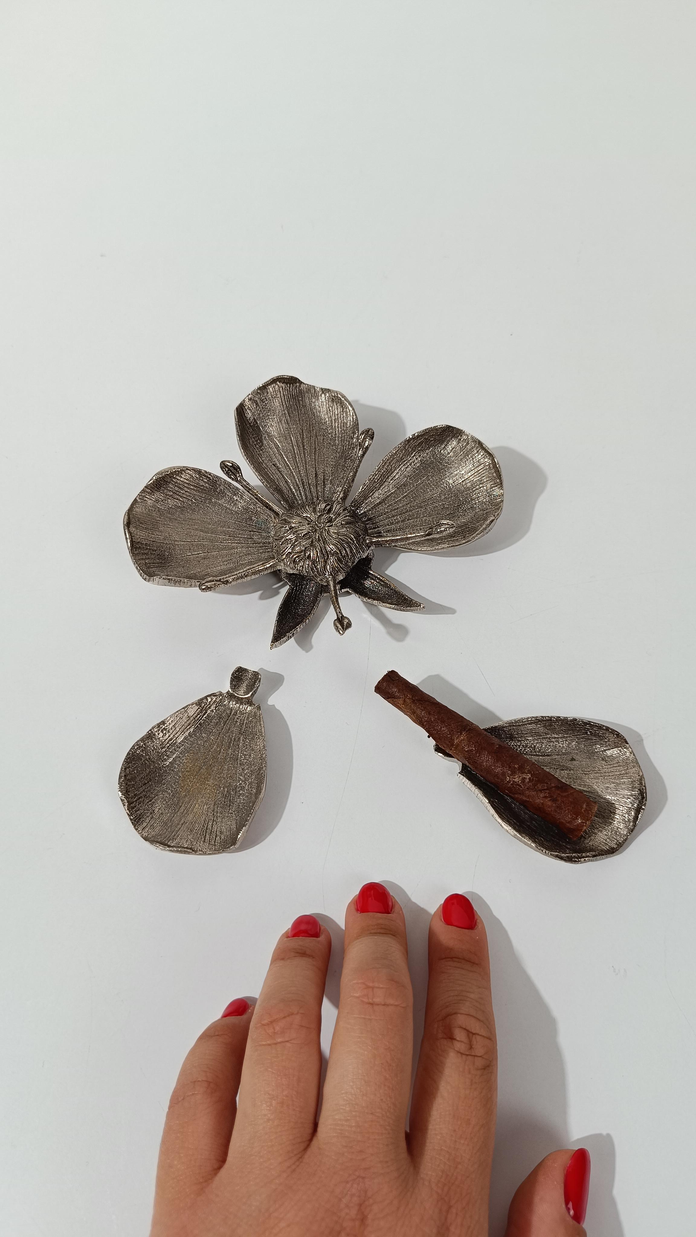 Cenicero de cóctel GUCCI, plateado Forma de flor con pétalos extraíbles 70 en venta 5