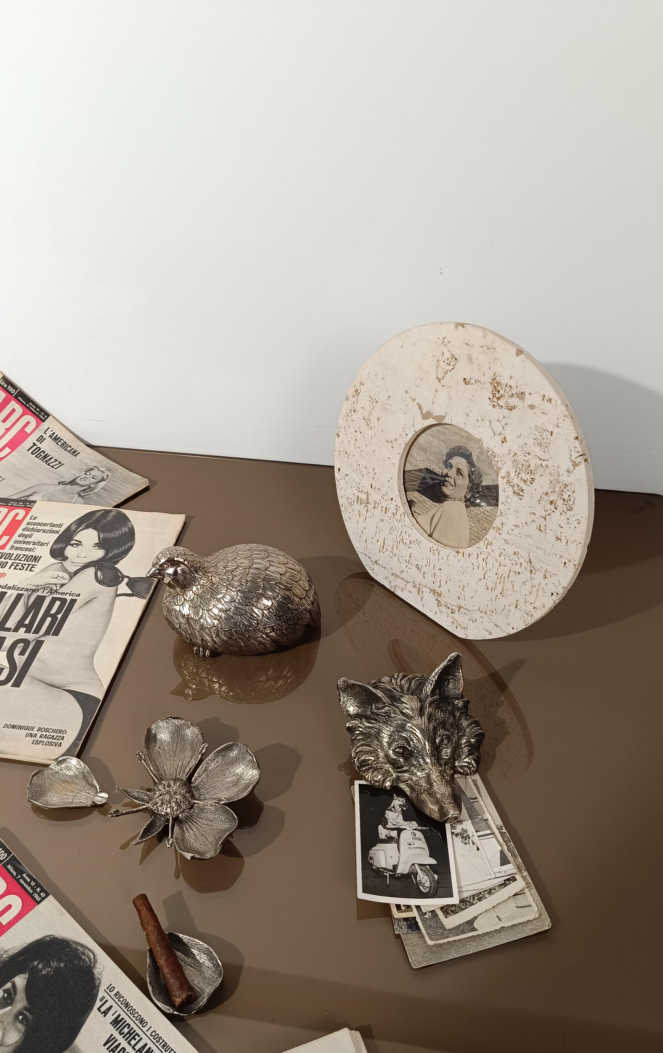 Un fabuloso cenicero de alrededor de los años 70, pero también un impresionante elemento decorativo para tu hogar actual
Me lo imagino como pisapapeles sobre un escritorio o en una mesa de centro, en cristal verde ahumado (como en las fotos) para