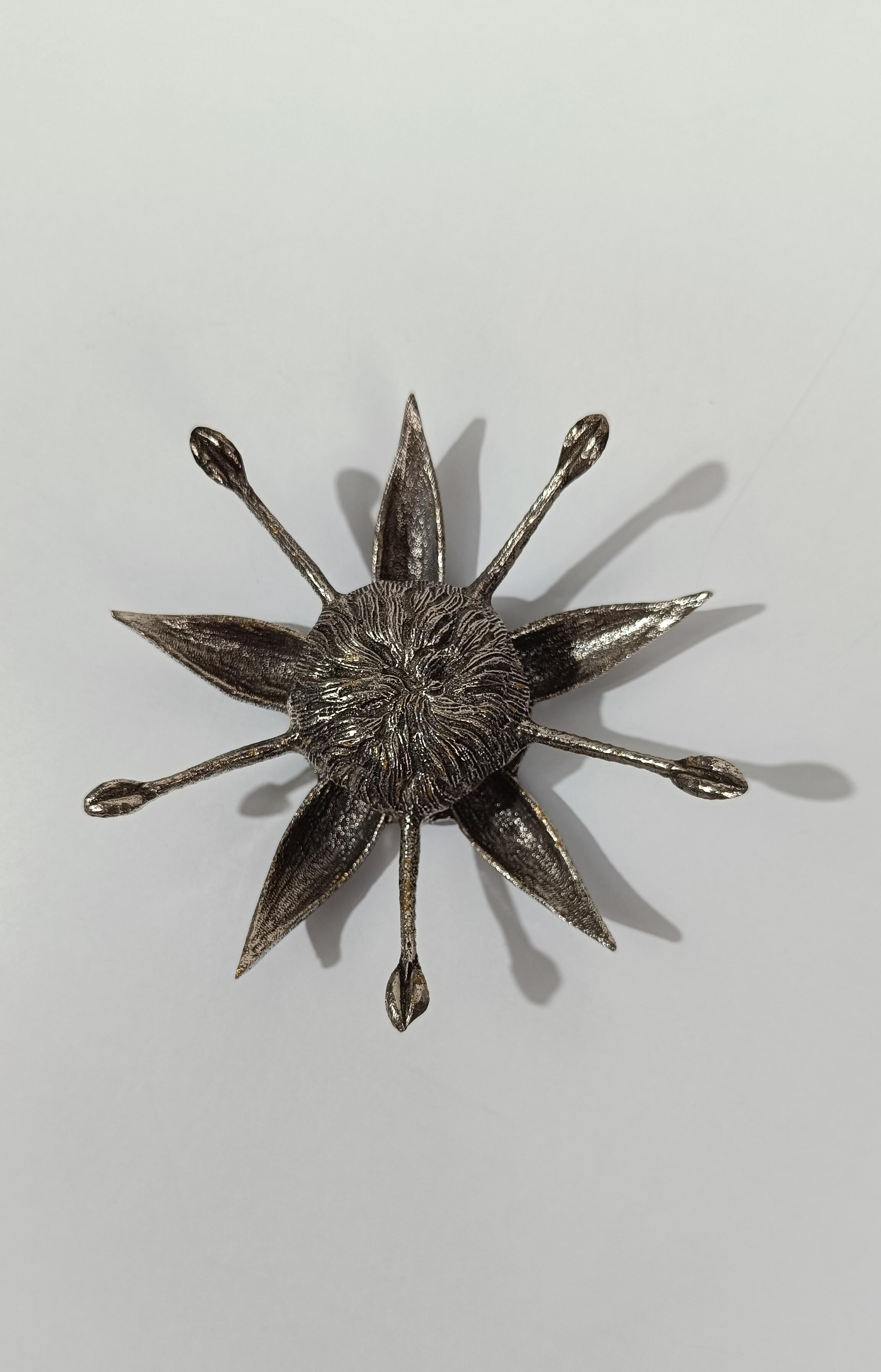 Cenicero de cóctel GUCCI, plateado Forma de flor con pétalos extraíbles 70 Metal en venta