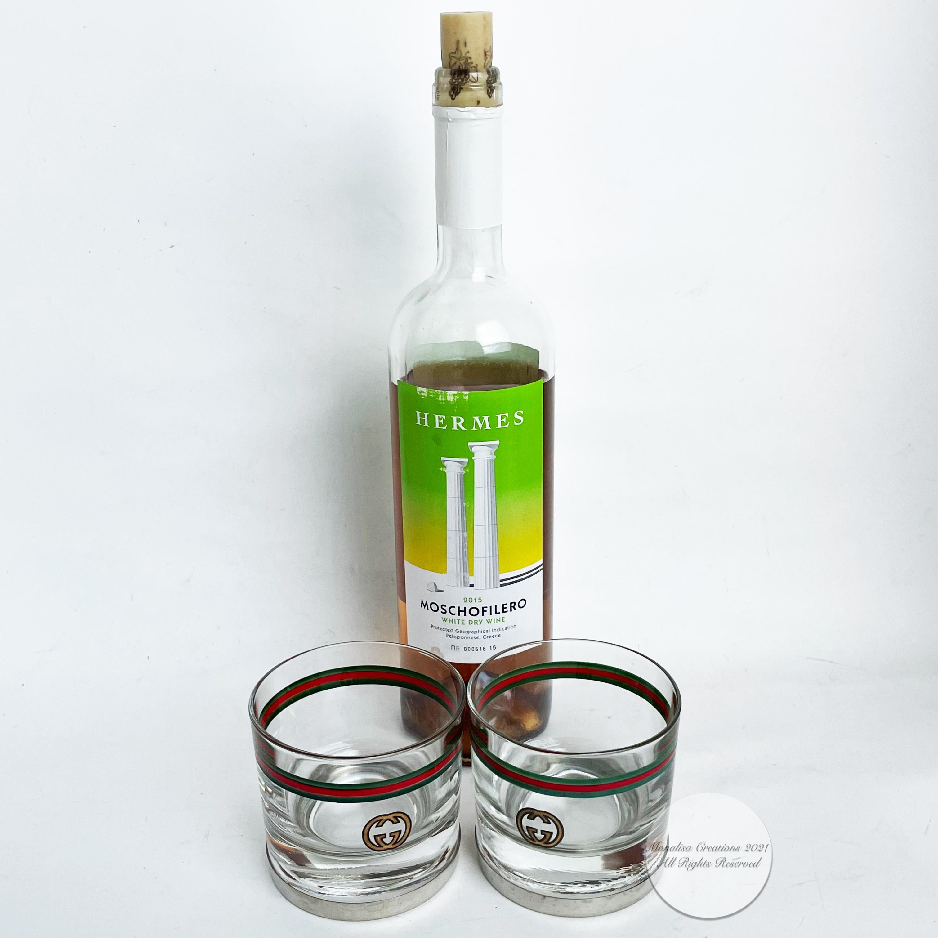Mit diesem 2-teiligen Set aus Vintage-Cocktailgläsern von Gucci aus den 80er Jahren können Sie stilvoll feiern. Perfekt für Liebhaber von Hausbars:: Dekorateure oder Sammler! Jedes Glas ist mit dem GG-Logo von Gucci in Gold mit rotem und grünem
