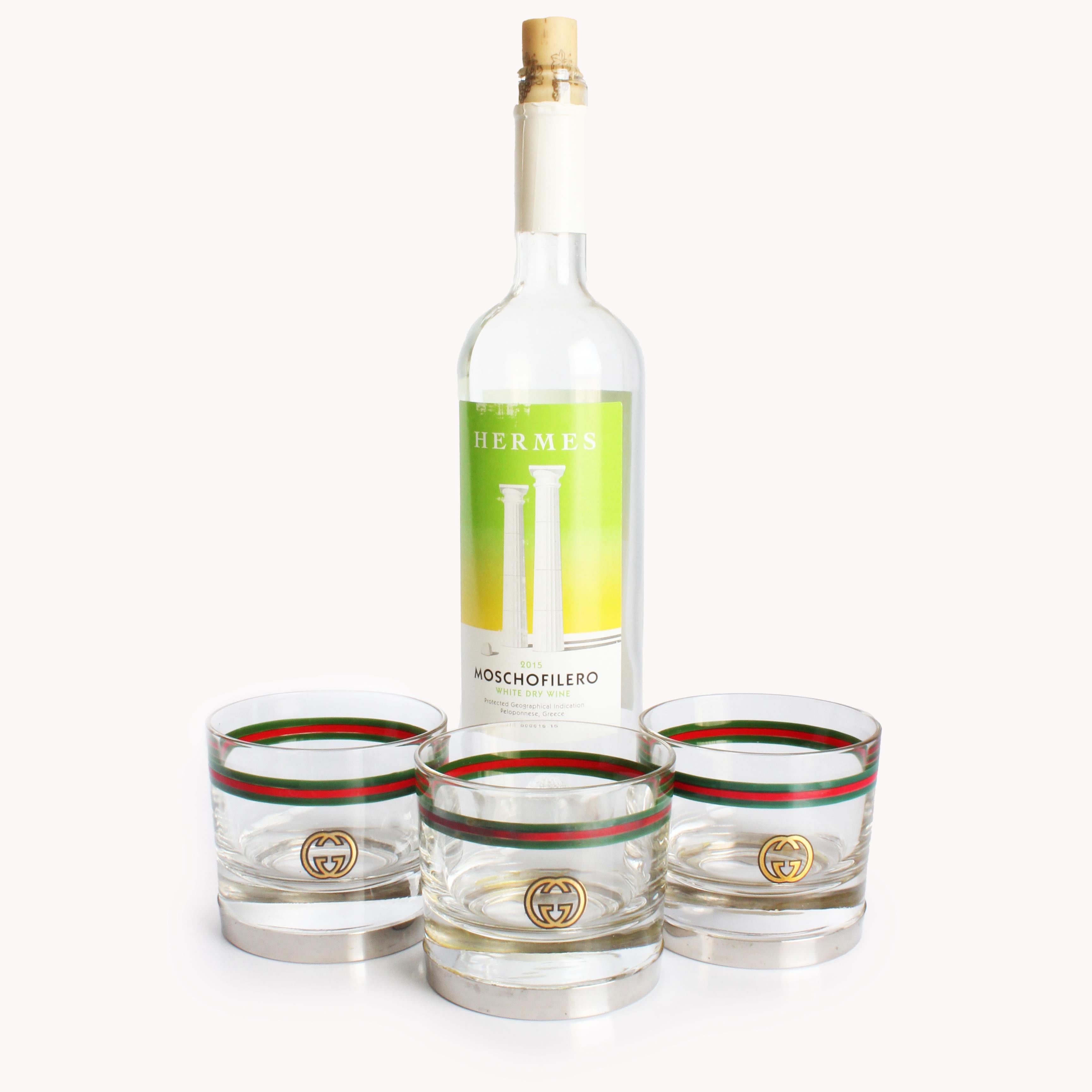 Mit diesem 3-teiligen Set aus Vintage-Cocktailgläsern von Gucci aus den 80er Jahren können Sie Ihre Gäste stilvoll unterhalten. Perfekt für Liebhaber von Hausbars, Dekorateure oder Sammler! Auf jedem Kristallglas ist das GG-Logo von Gucci in Gold