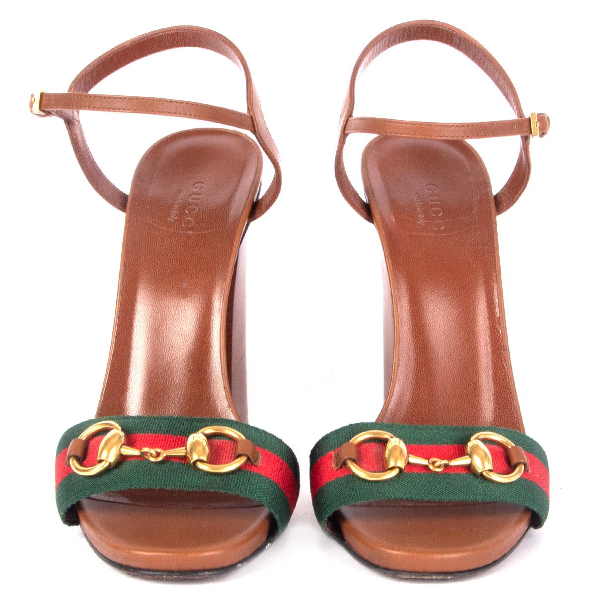 100% authentic Gucci 'Lifford' horsebit sandals in cognac brown leather with red and green signature web-strap and gold-tone metal horsebit. Have been worn with a faint dent on the right shoes top-part of the heel. Overall in excellent condition.