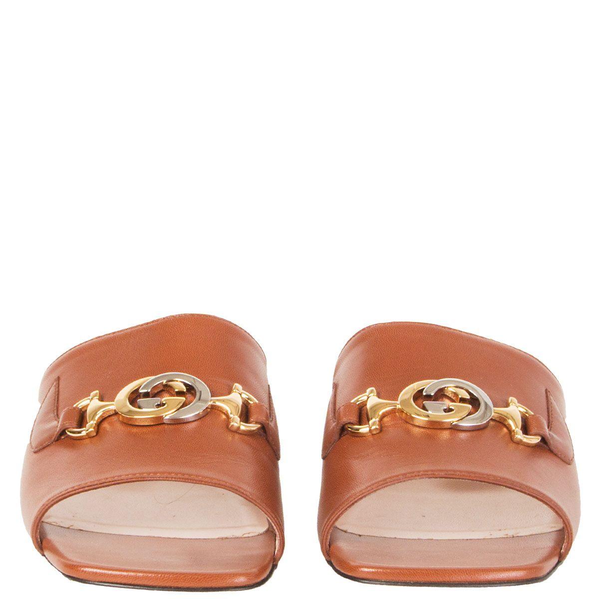 100% authentic Gucci Zumi slip-on sandals in brown calfskin – named for house muse Zumi Roscow. They feature a low block heel and interlocking G Horsebit decoration in silver-tone and golden hardware. Have been worn once and are in excellent