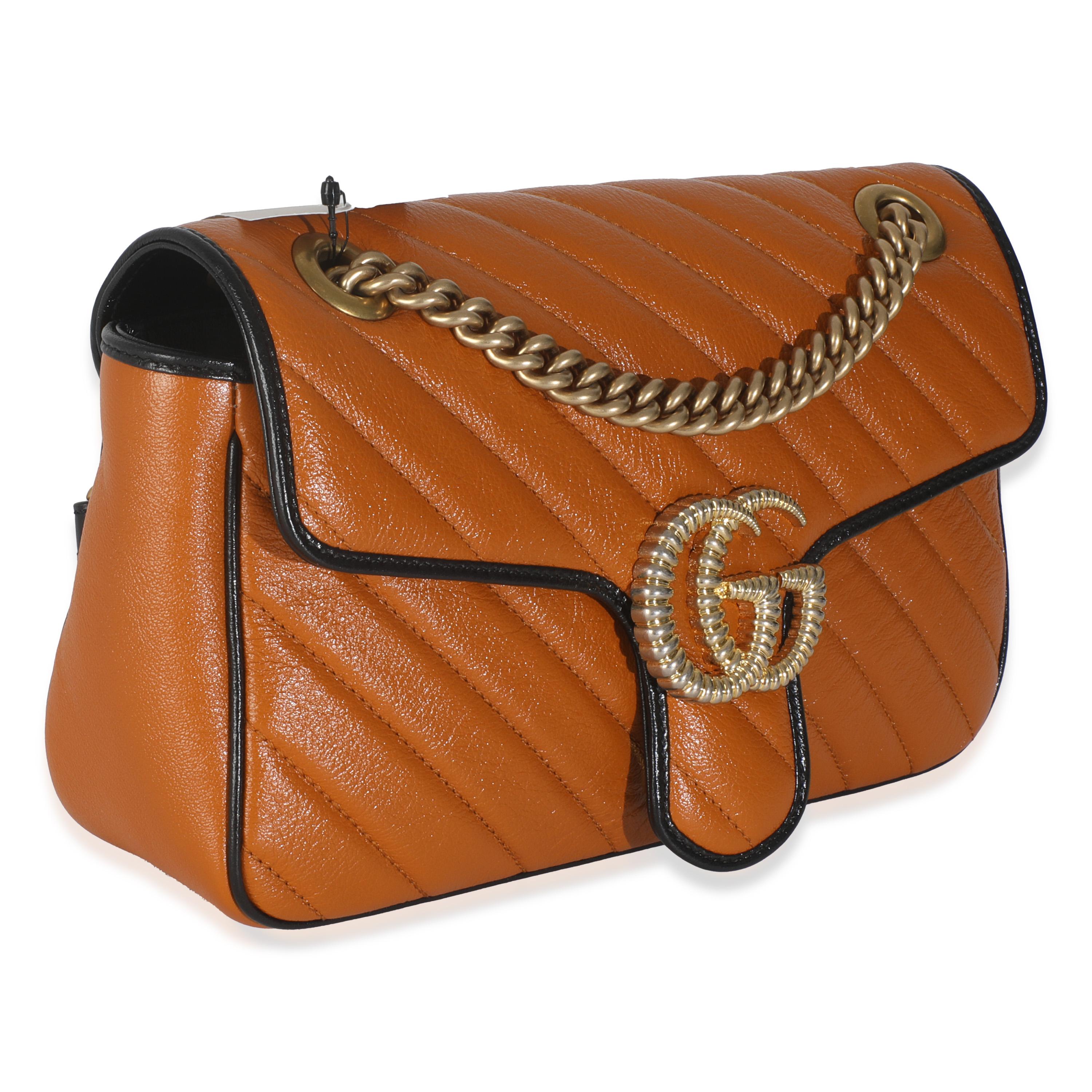Titel der Auflistung: Gucci Cognac Kalbsleder Matelasse Diagonal Small Torchon GG Marmont Umhängetasche
SKU: 145750
Zustand: Gebraucht 
Beschreibung des Zustands: Der Marmont-Schnitt von Gucci ist eine Erweiterung des charakteristischen GG-Gürtels