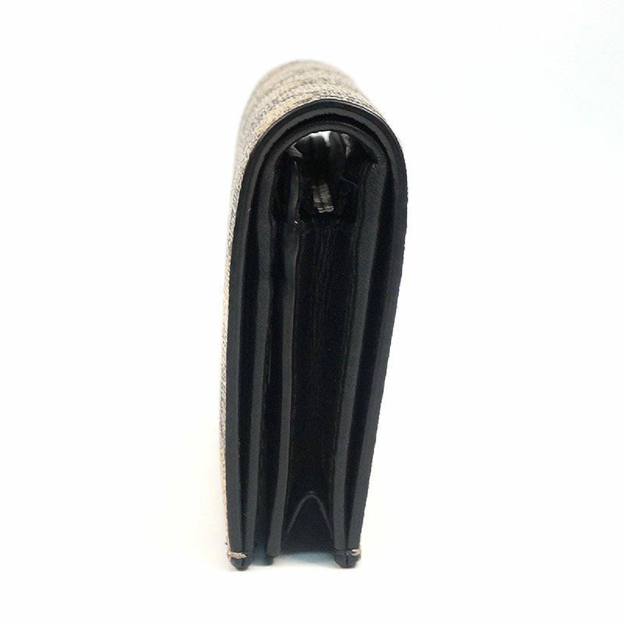 Eine authentische GUCCI kompakte Brieftasche Biene Gefaltete Brieftasche Das äußere Material ist PVC / Leder. Das Muster ist kompakt Wallet Bee. Dieser Artikel ist zeitgenössisch. Das Jahr der Herstellung wäre 1986. 
Rang
AB Gebrauchsspuren