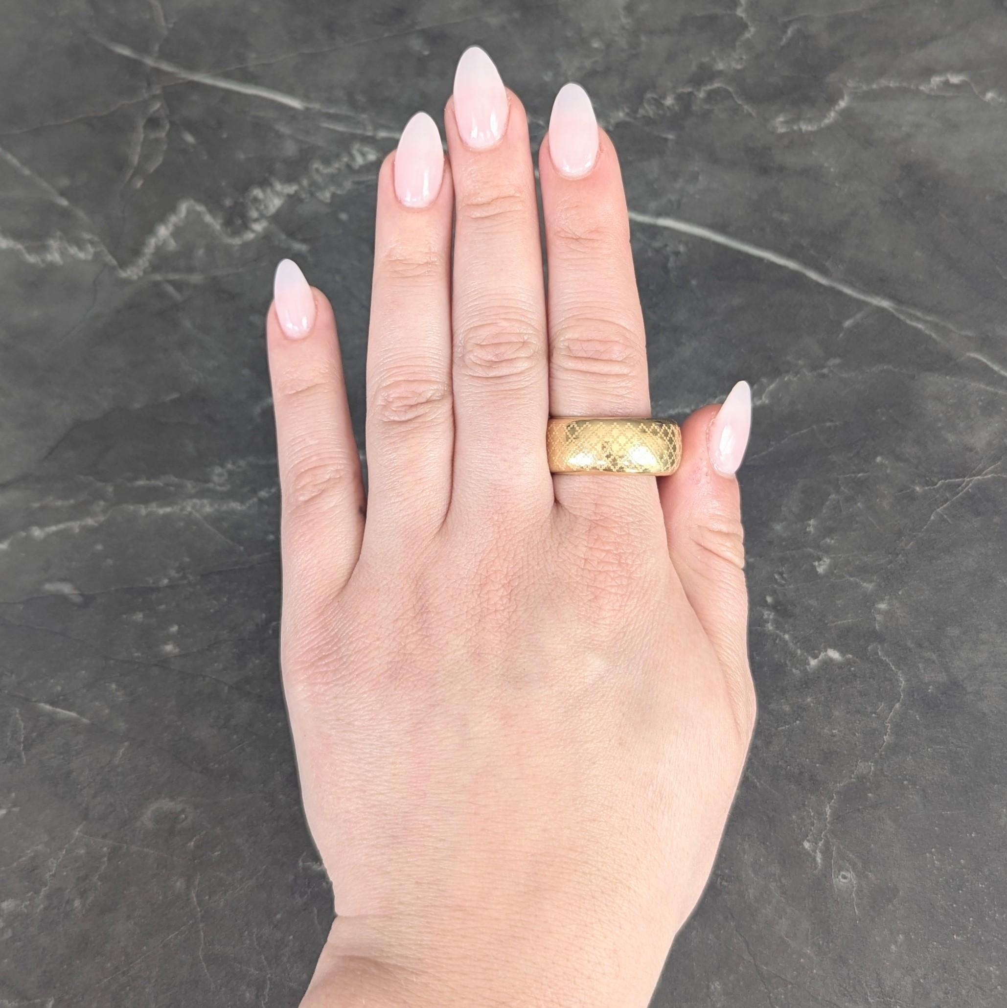 Conçue comme une bague à large bande avec un motif gravé en forme de croix.
Mat et rehaussé par le logo 