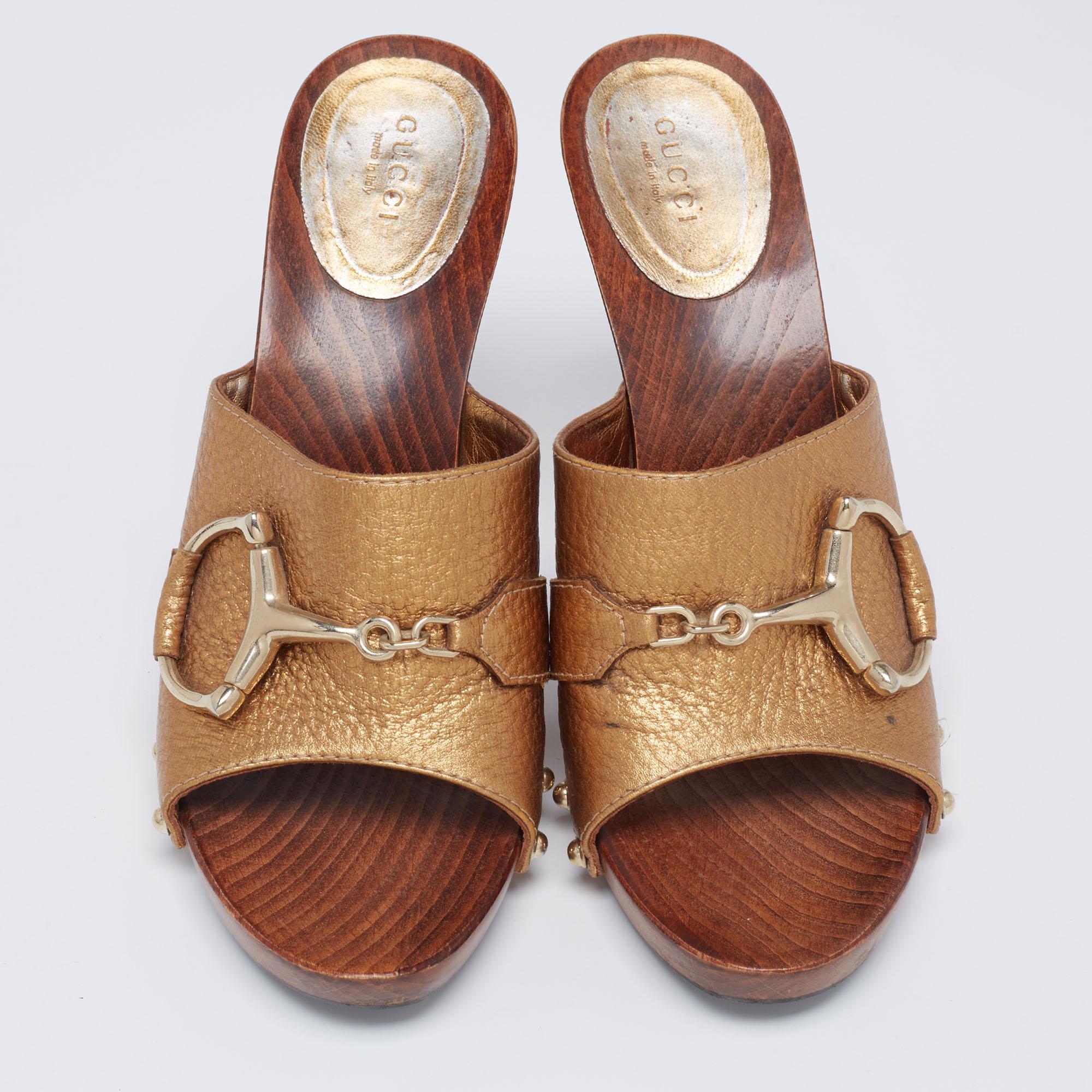 Look fabulous when you wear these Gucci copper-hued Icon Bit clogs. They are crafted from leather with gold-tone accents on the vamps and have 13 cm heels.

