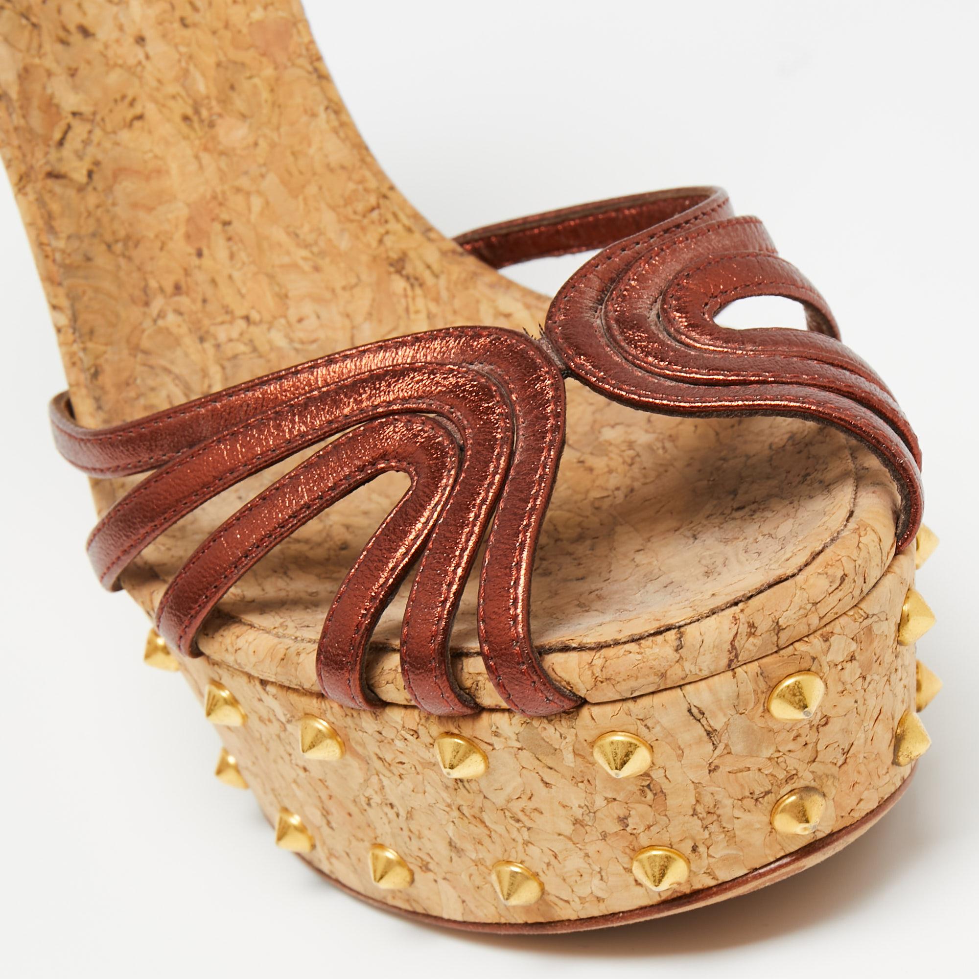 Gucci Copper Leather Studded Cork Wedge Sandals Size 38 In Good Condition In Dubai, Al Qouz 2