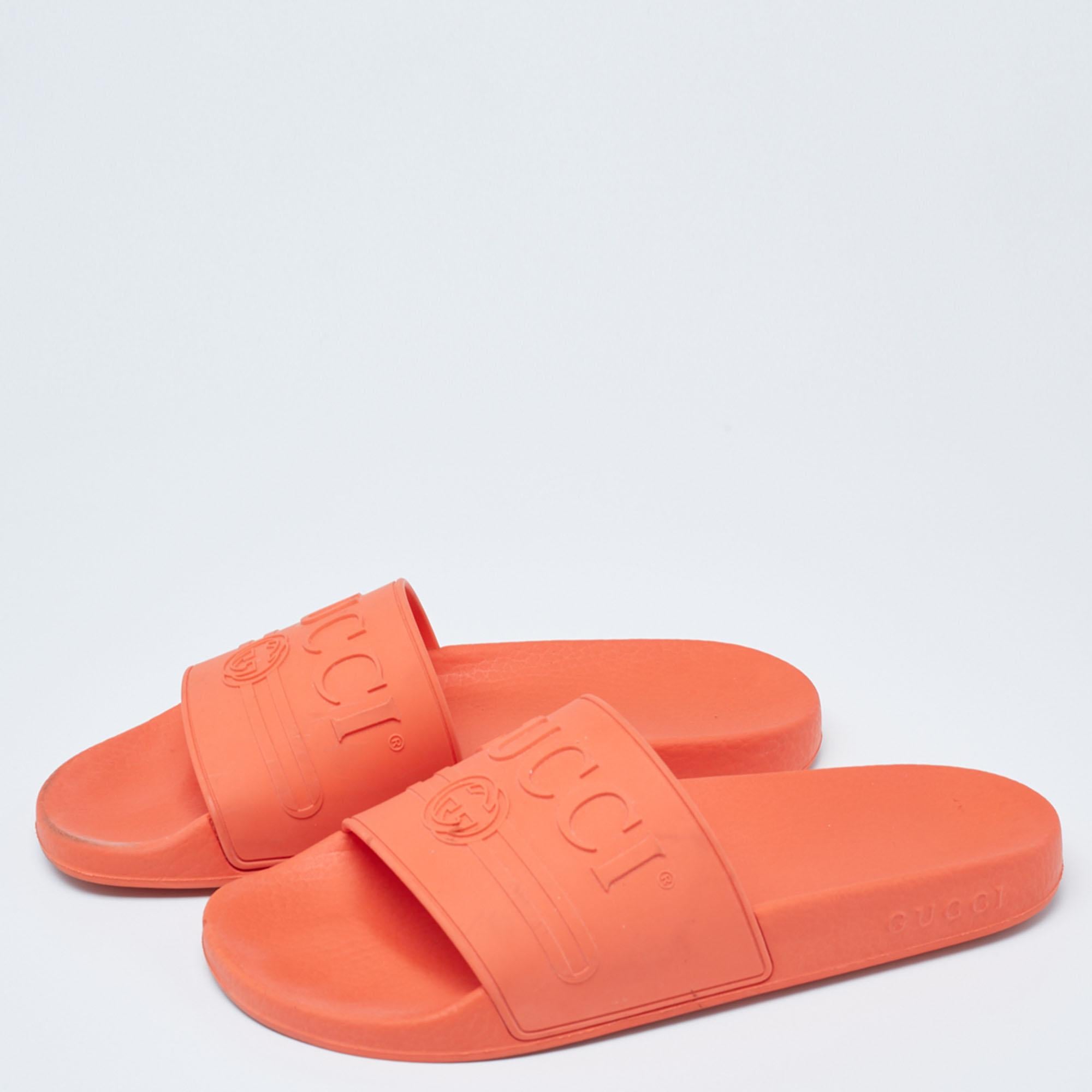Minimal design and optimal comfort are the special features of these Gucci slides. They come crafted from rubber and feature an open-toe silhouette. They are styled with wide vamp straps that are detailed with the brand logo. They are endowed with