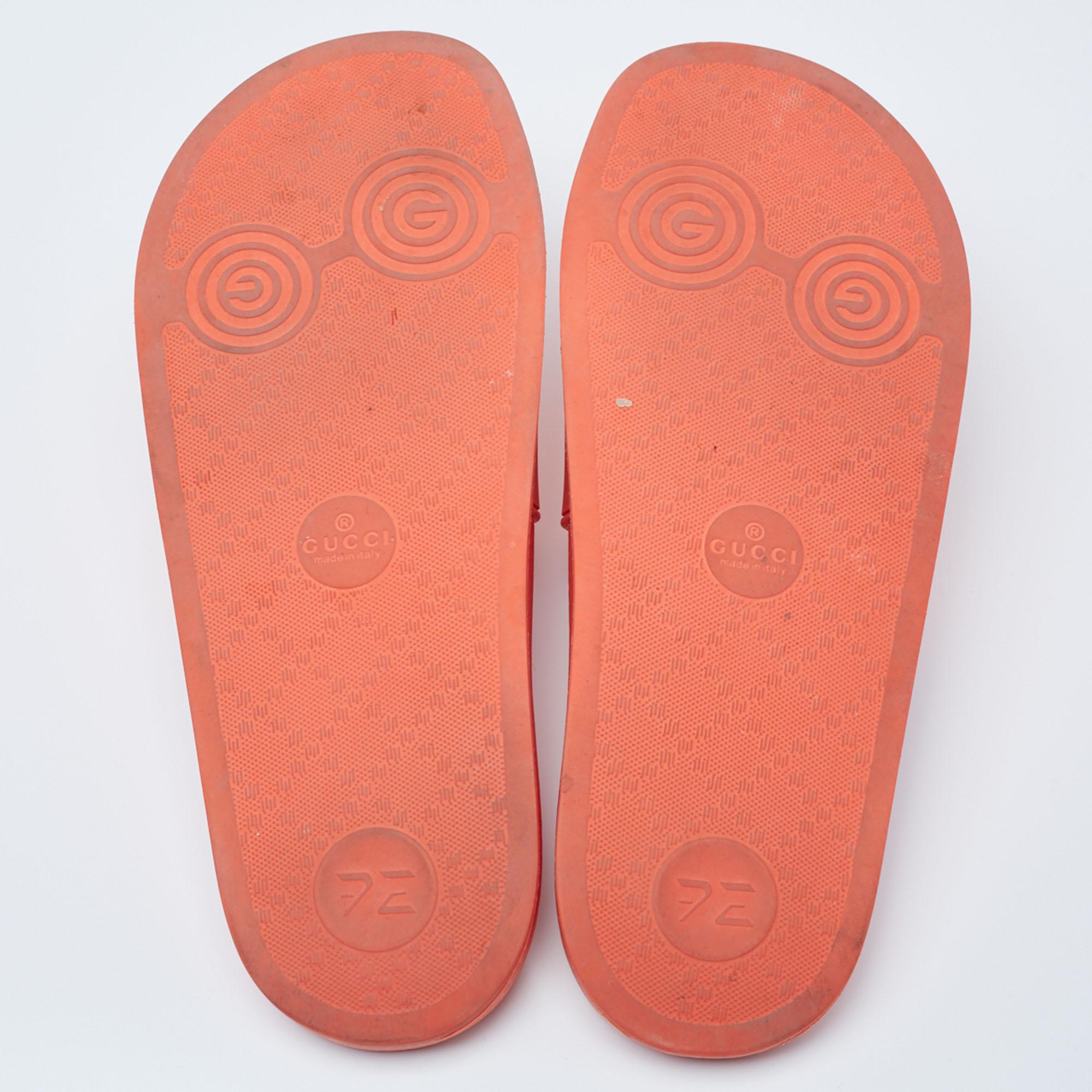 Gucci Coral Orange Rubber Pursuit Logo Embossed Pool Slides Size 38 In Good Condition In Dubai, Al Qouz 2