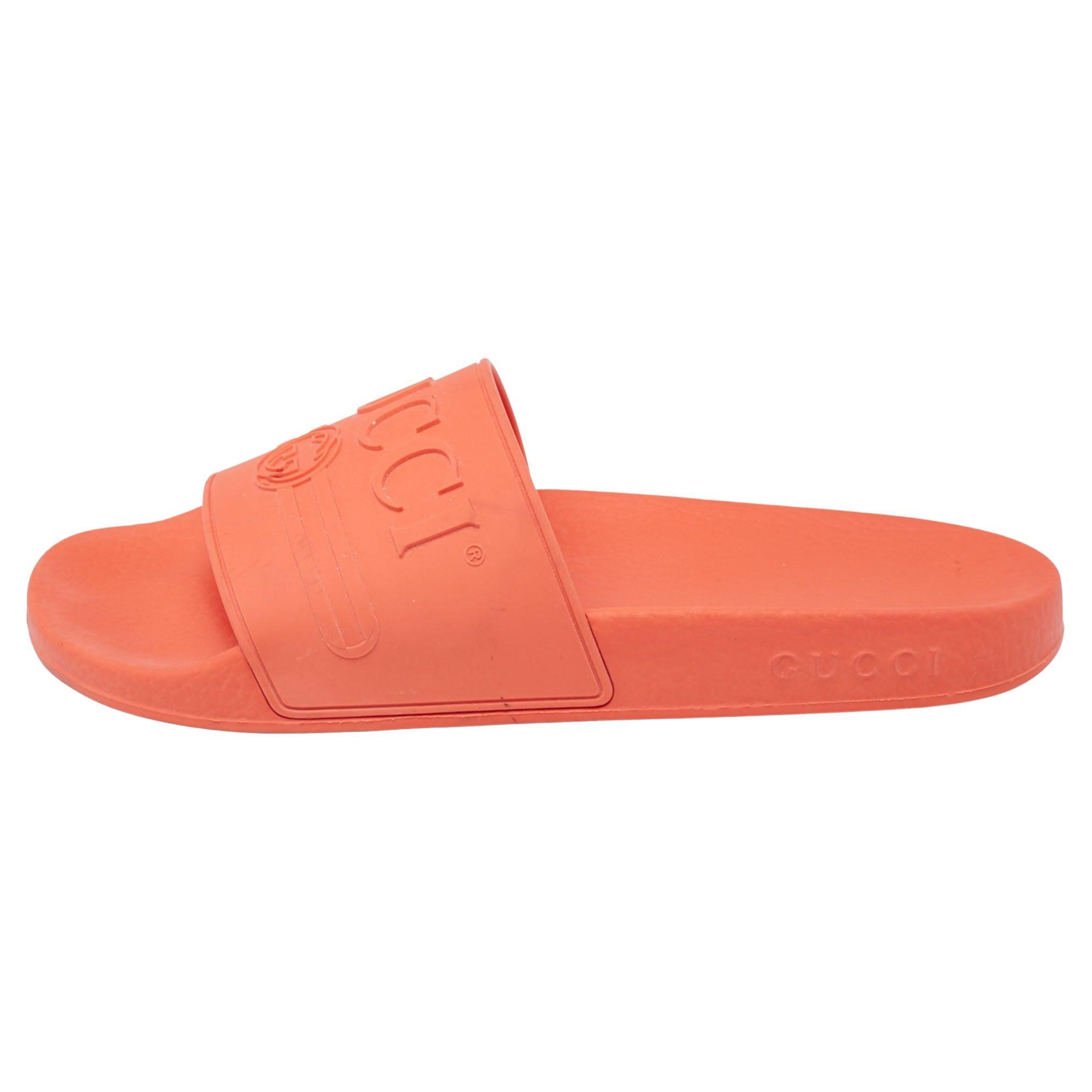 Gucci Coral Orange Rubber Pursuit Logo Embossed Pool Slides Size 38 For  Sale at 1stDibs