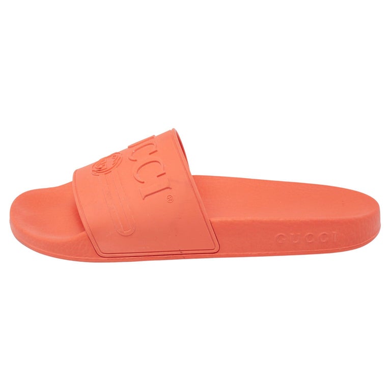 Gucci Coral Orange Rubber Pursuit Logo Embossed Pool Slides Size 38 For Sale  at 1stDibs