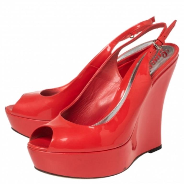 Rouge Gucci Sandales compensées à bout ouvert en cuir verni rouge corail, taille 37,5 en vente