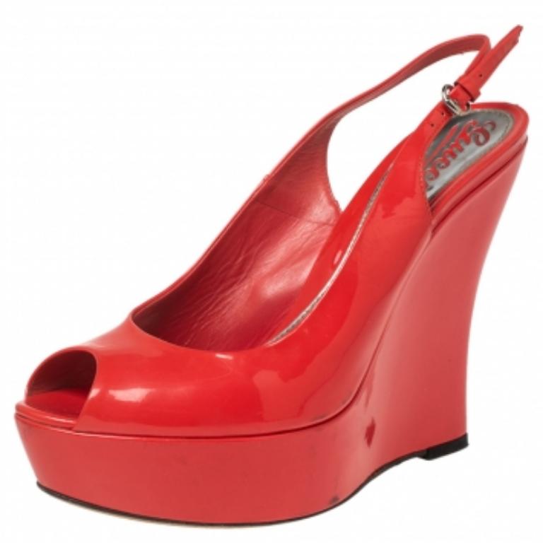 Gucci Sandales compensées à bout ouvert en cuir verni rouge corail, taille 37,5 Bon état - En vente à Dubai, Al Qouz 2