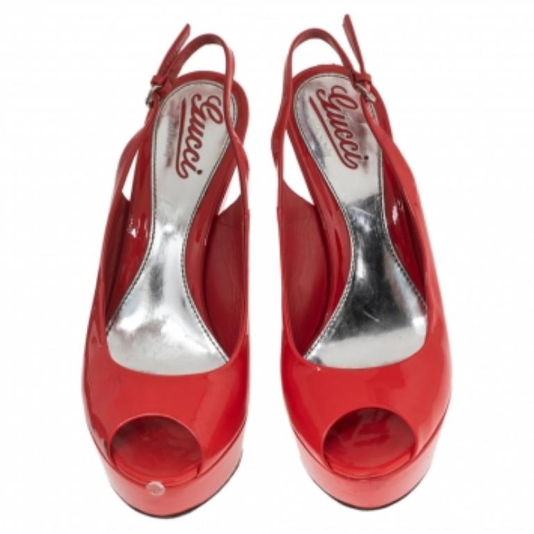 Gucci Sandales compensées à bout ouvert en cuir verni rouge corail, taille 37,5 en vente 1