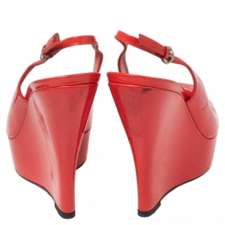 Gucci Sandales compensées à bout ouvert en cuir verni rouge corail, taille 37,5 en vente 2
