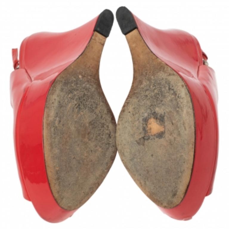 Gucci Sandales compensées à bout ouvert en cuir verni rouge corail, taille 37,5 en vente 3