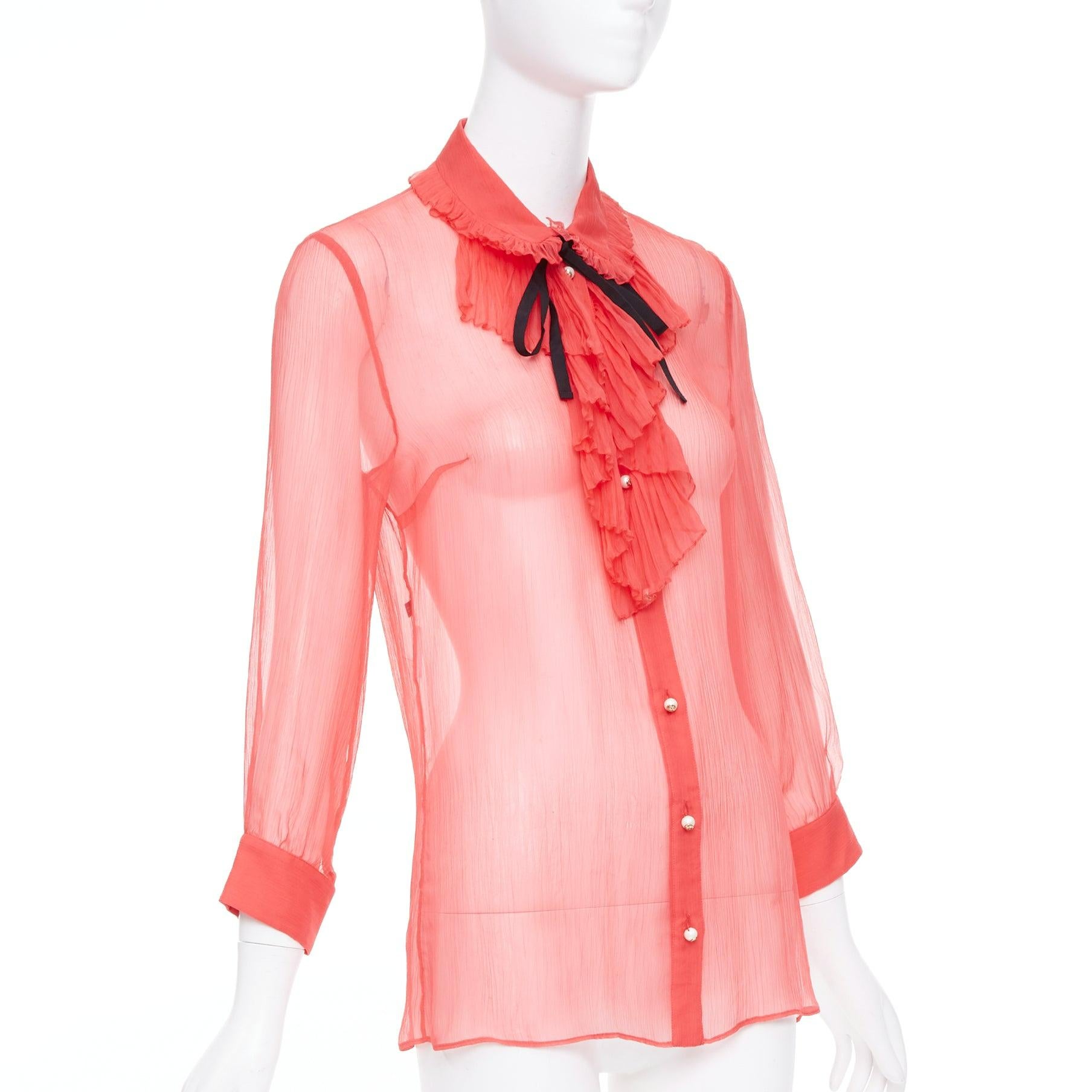 Rosa Gucci, camicetta in chiffon trasparente rosso corallo GG con perle nere e volant, IT42 M. in vendita
